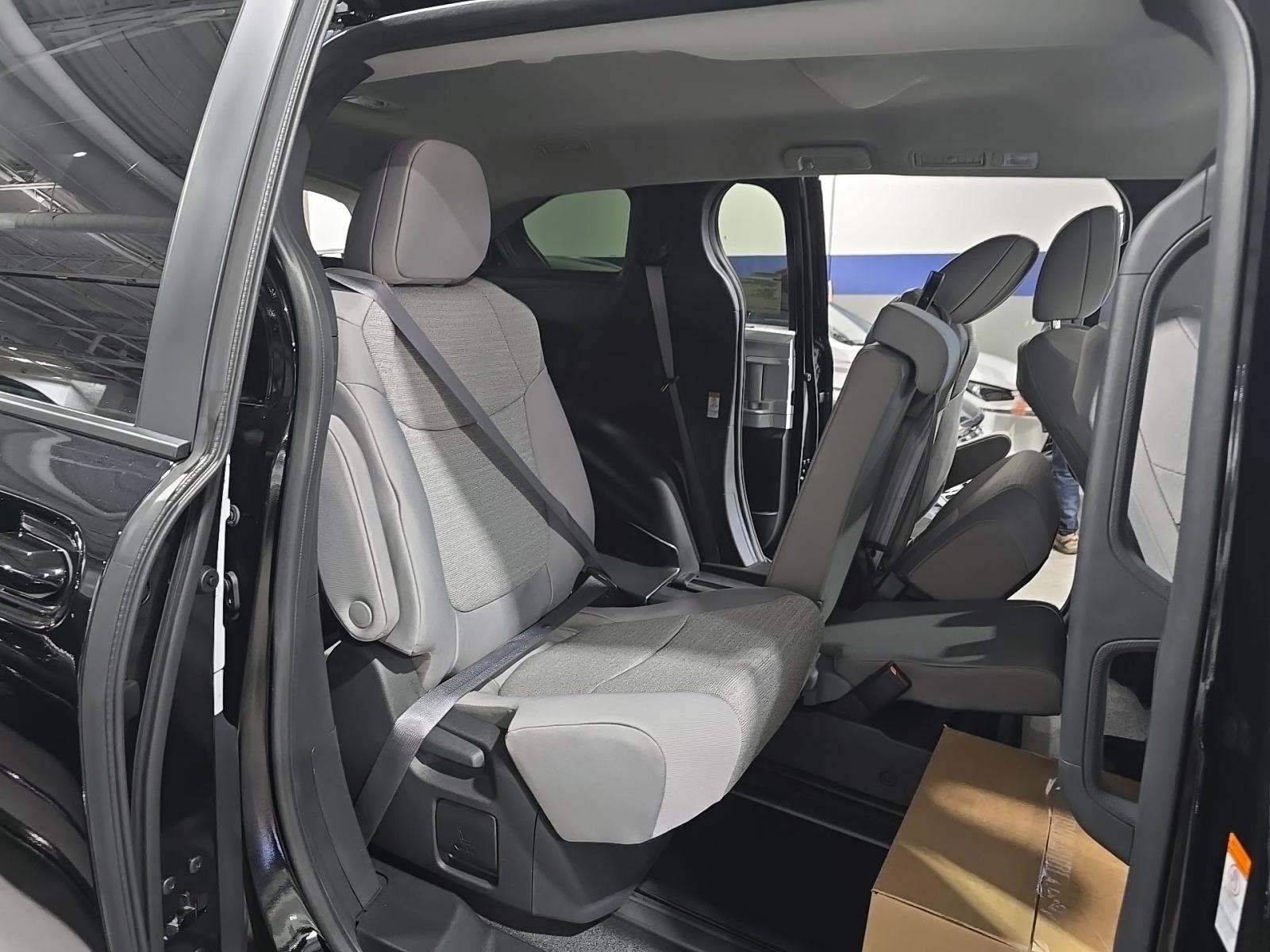 2025 Toyota Sienna LE FWD