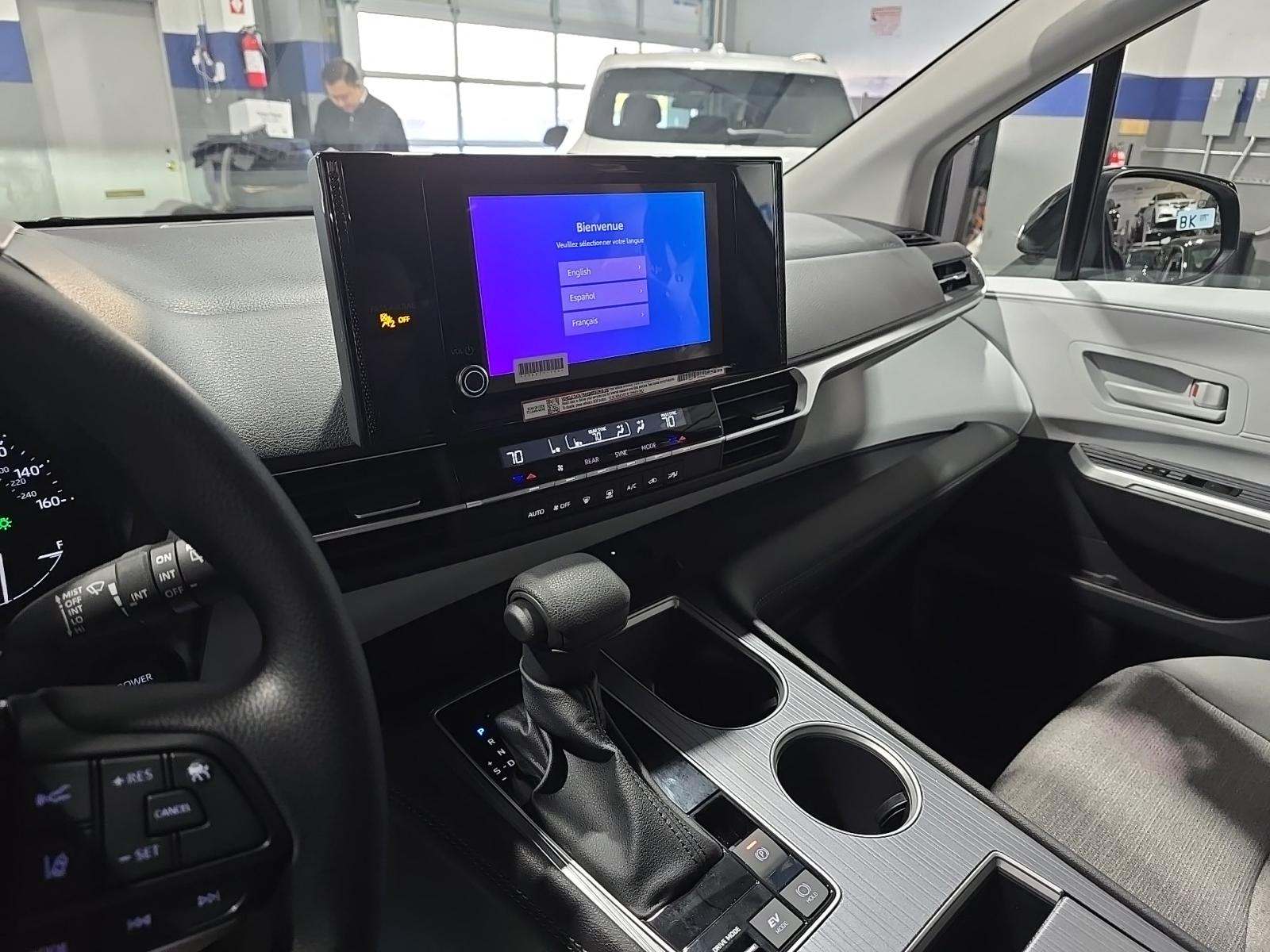 2025 Toyota Sienna LE FWD