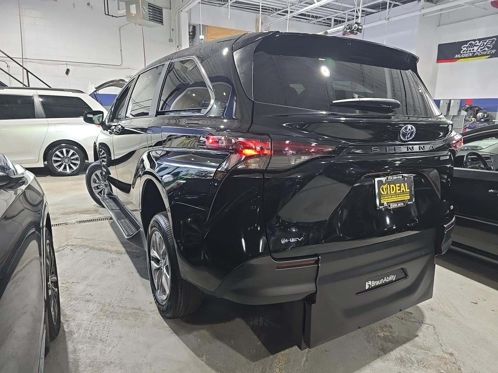 2025 Toyota Sienna LE FWD