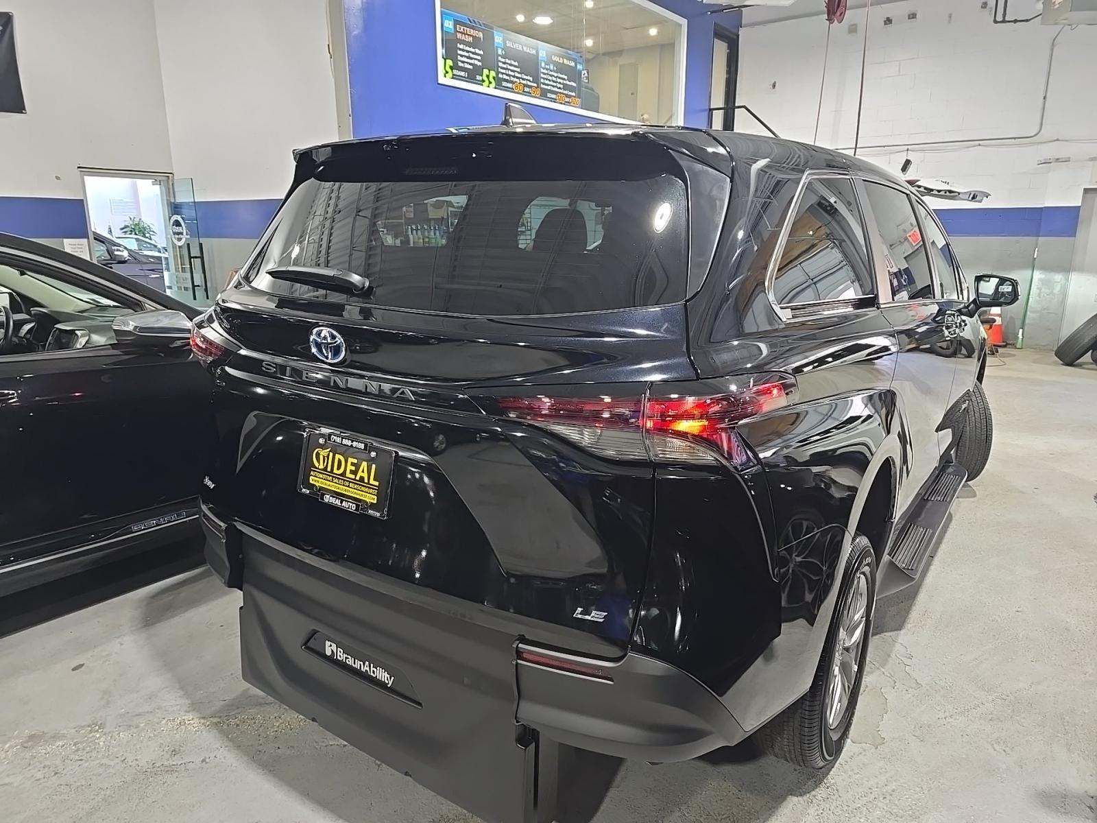 2025 Toyota Sienna LE FWD