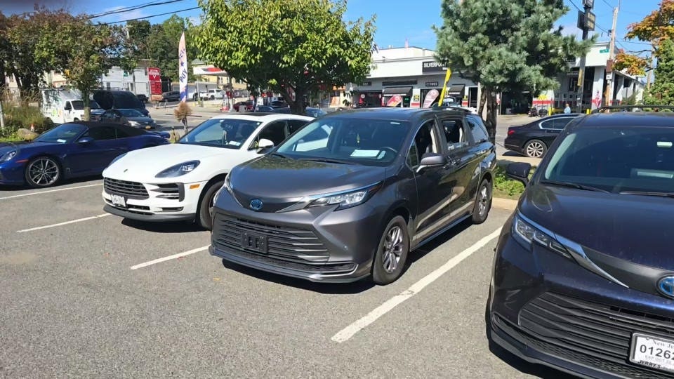 2022 Toyota Sienna LE 8-Passenger 120.5