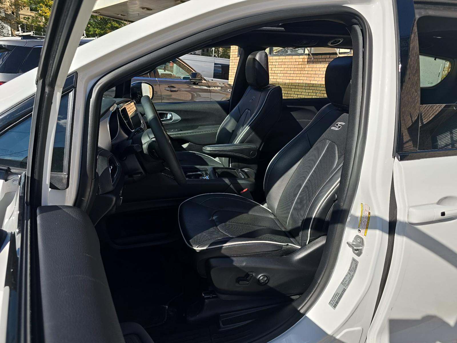 2025 Chrysler Pacifica Limited FWD