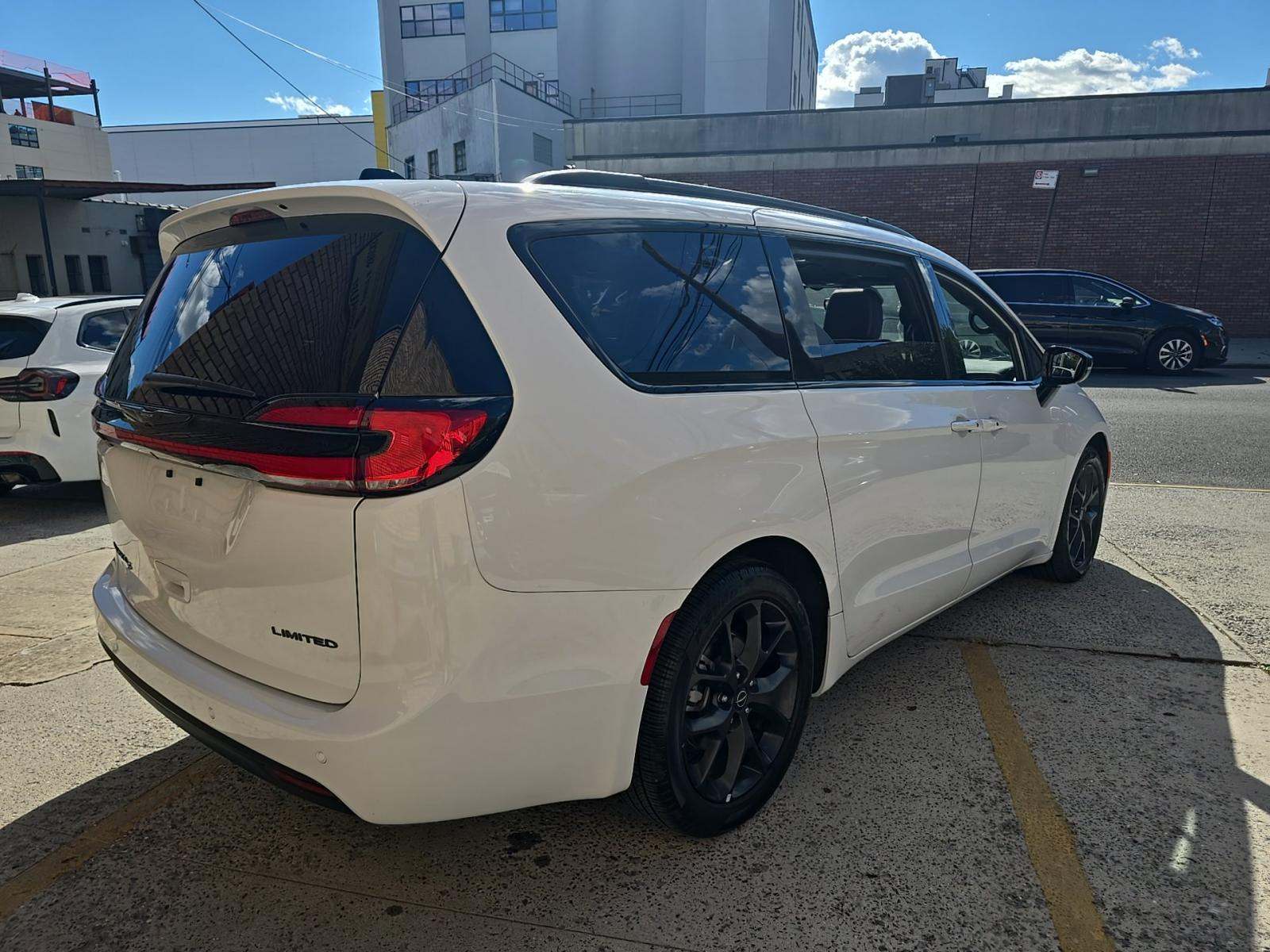 2025 Chrysler Pacifica Limited FWD