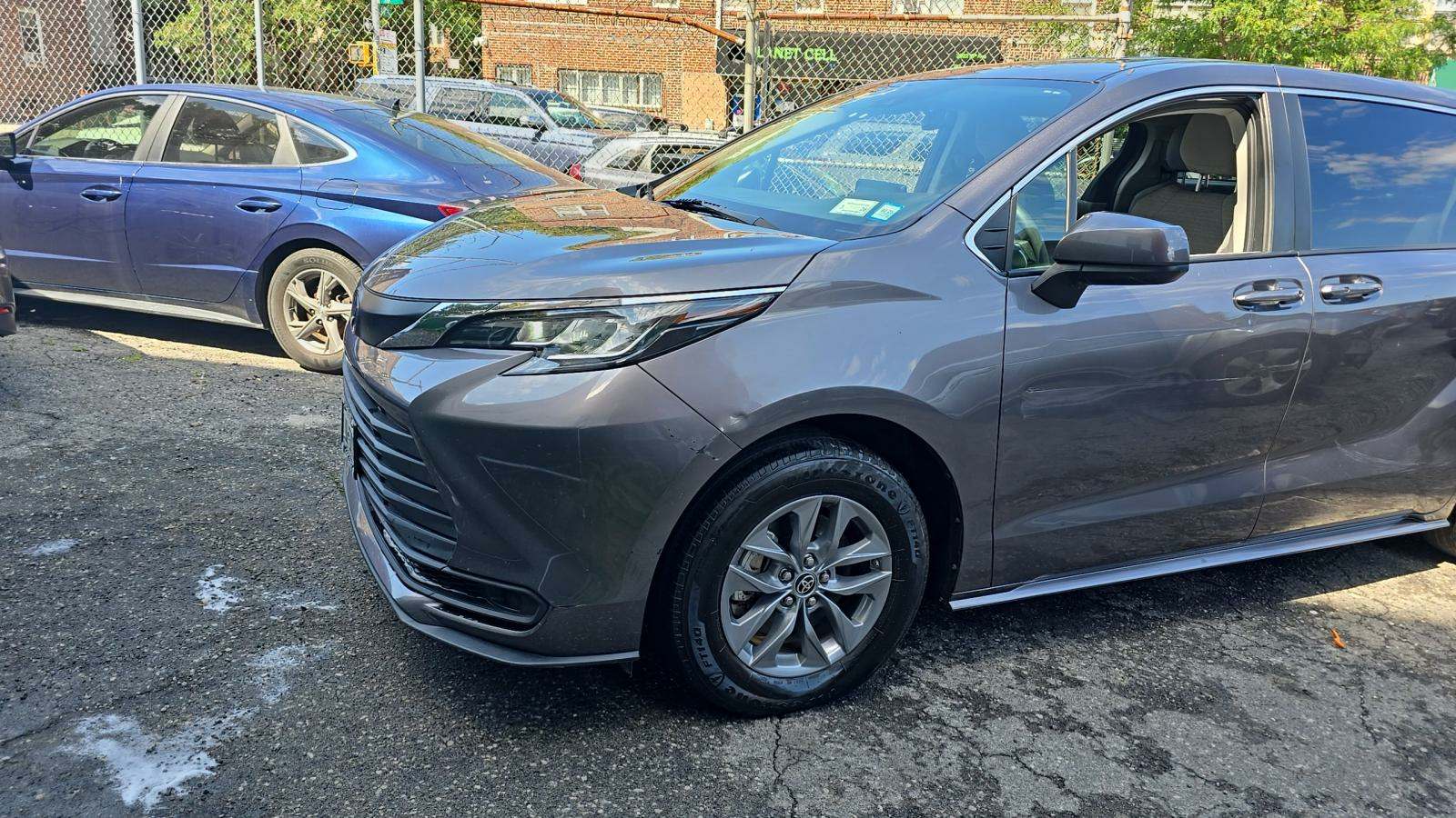 2022 Toyota Sienna LE FWD