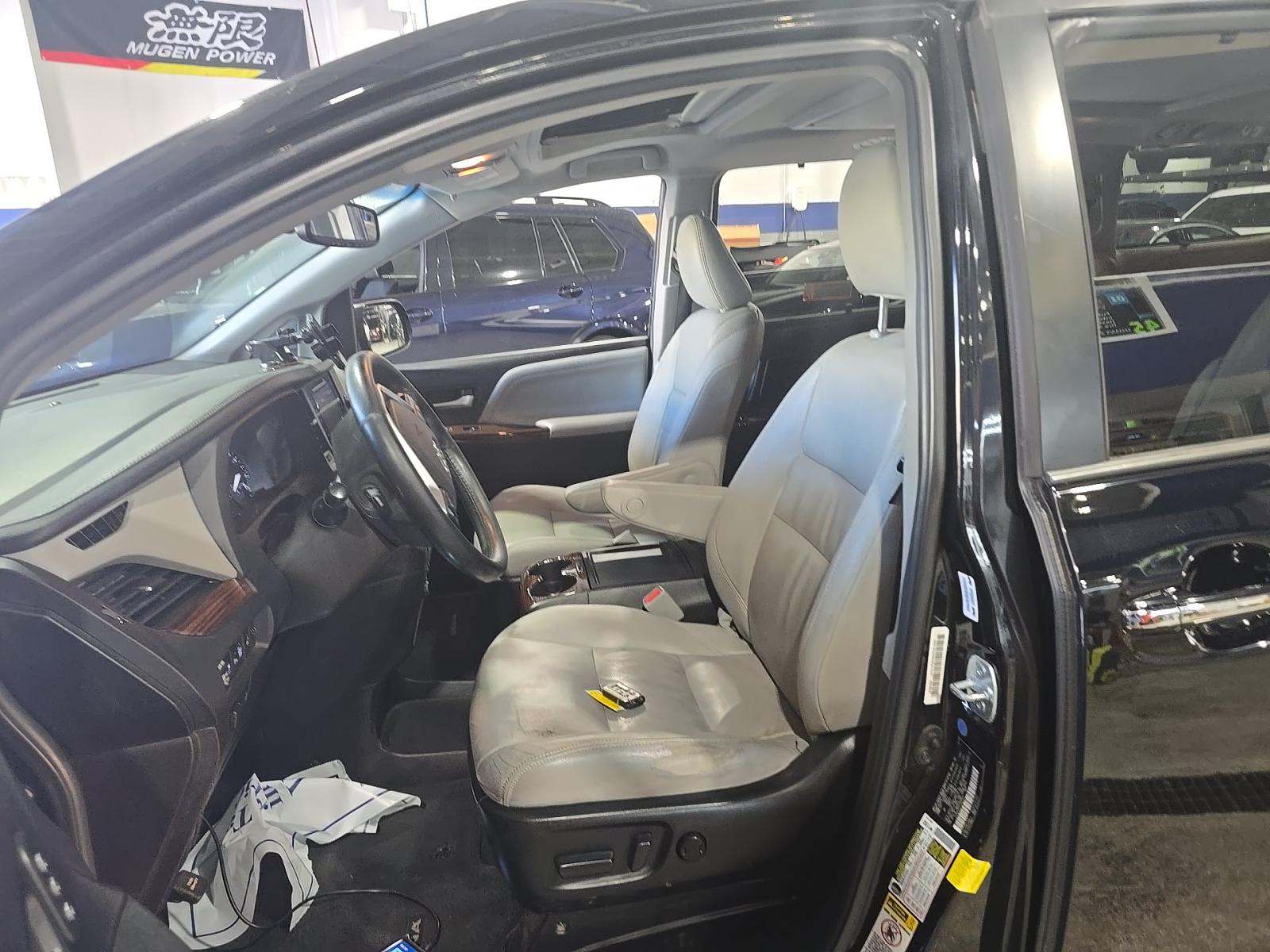 TOYOTA SIENNA - 6