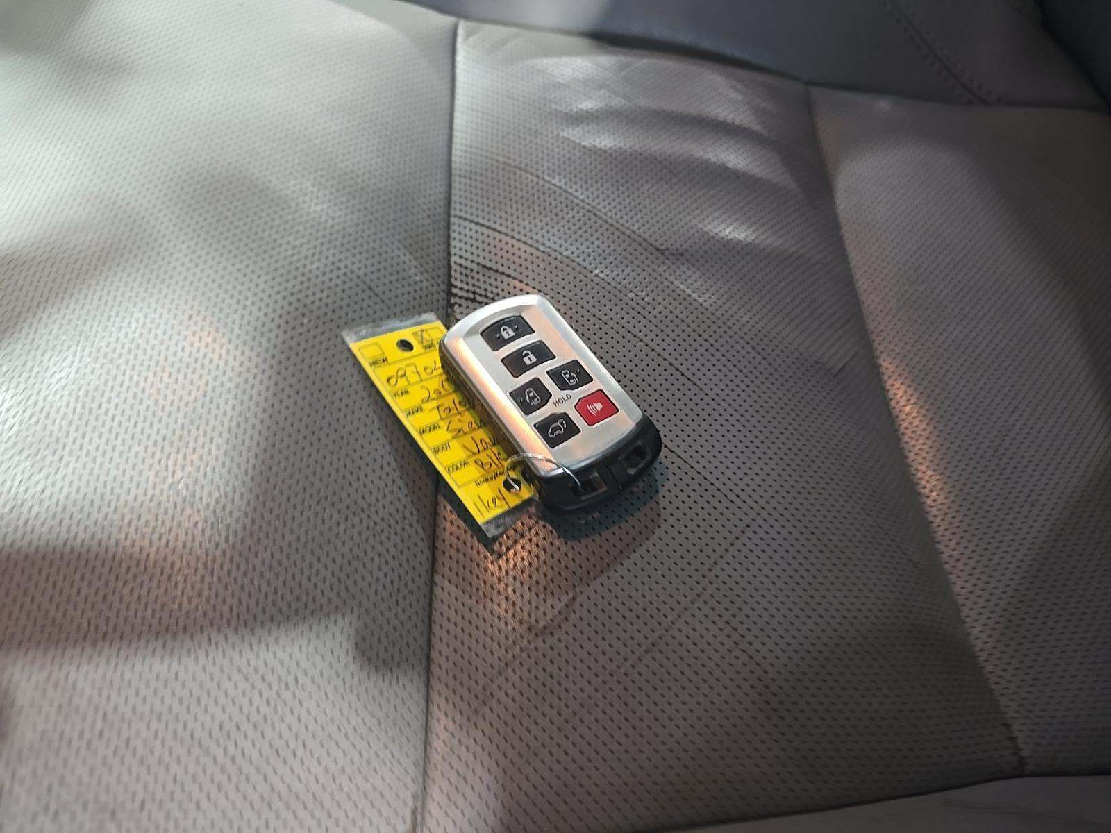 TOYOTA SIENNA - 8
