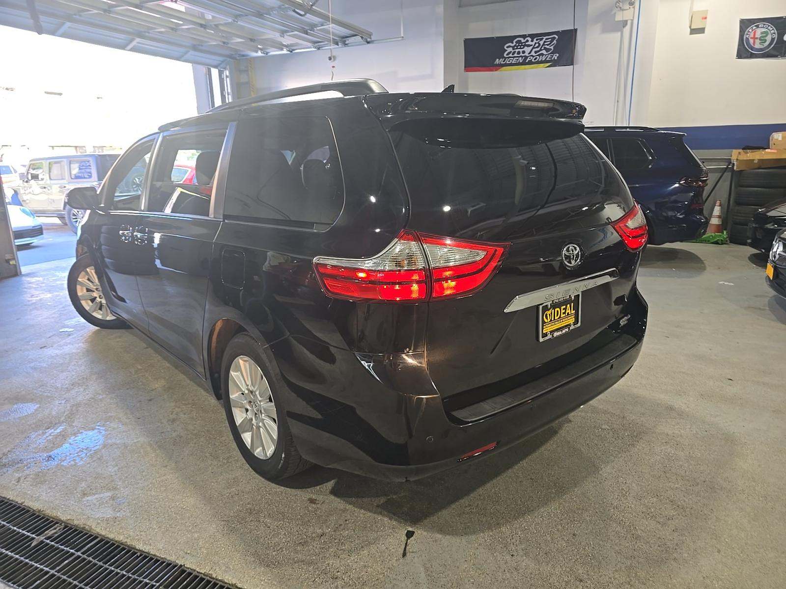 TOYOTA SIENNA - 2