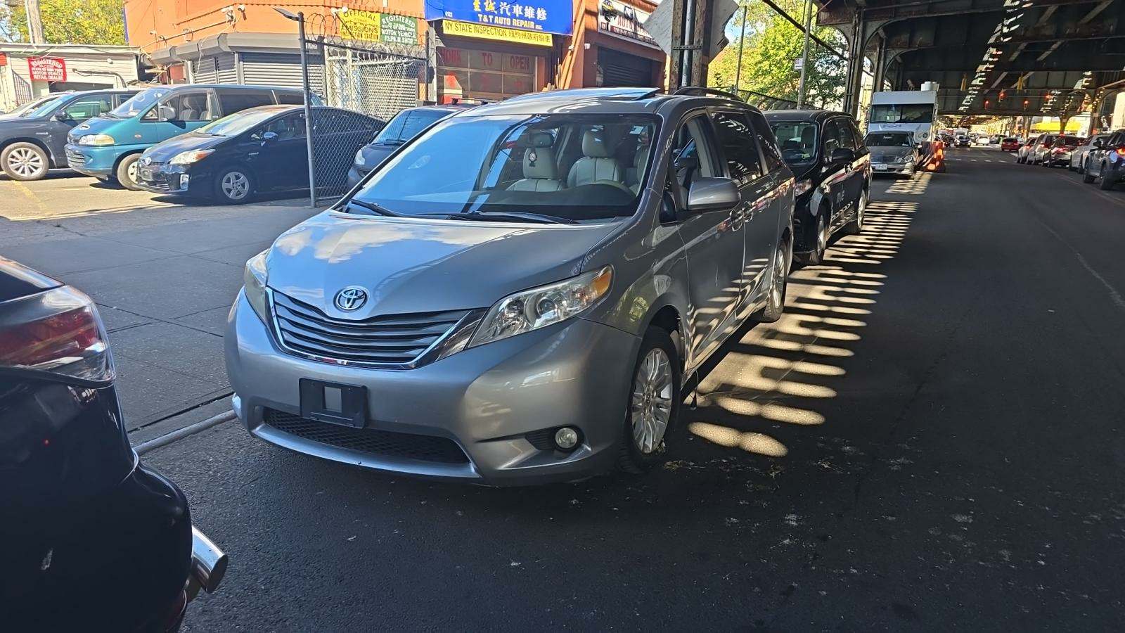2014 Toyota Sienna XLE 8-Passenger 119.3