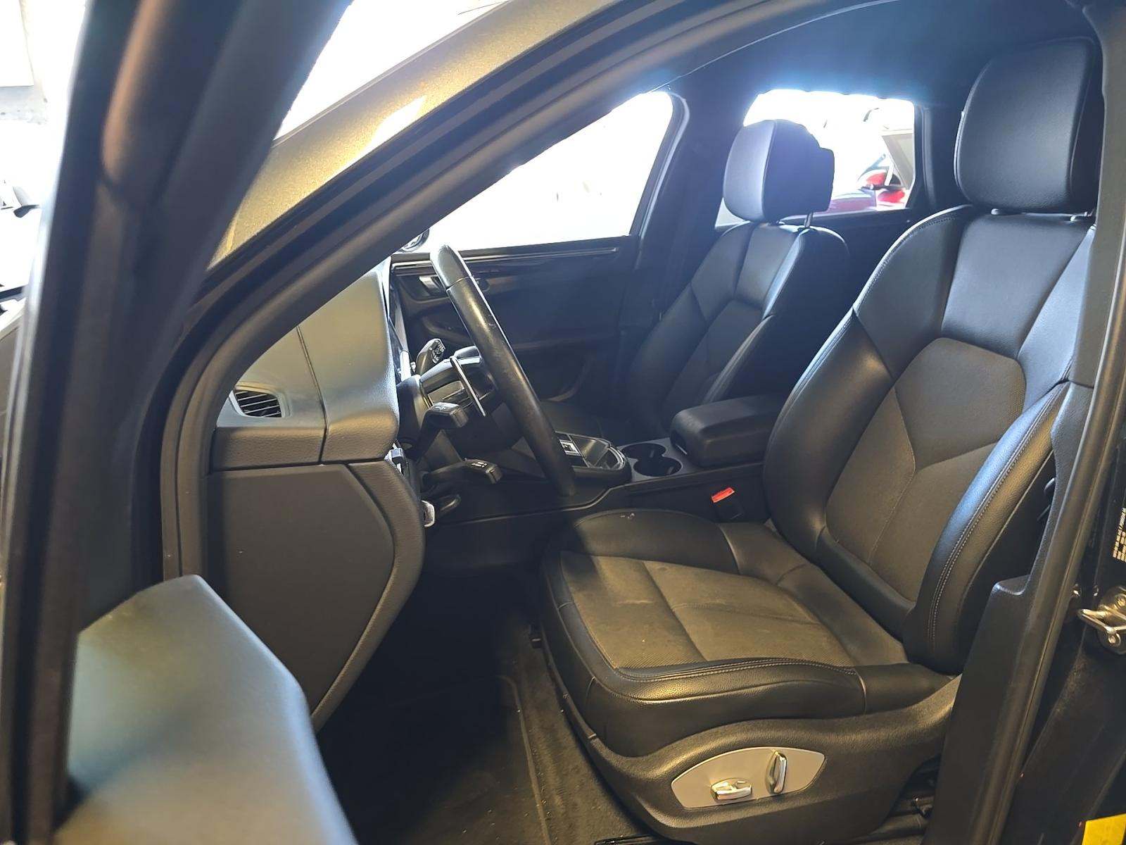2022 Porsche Macan Base AWD