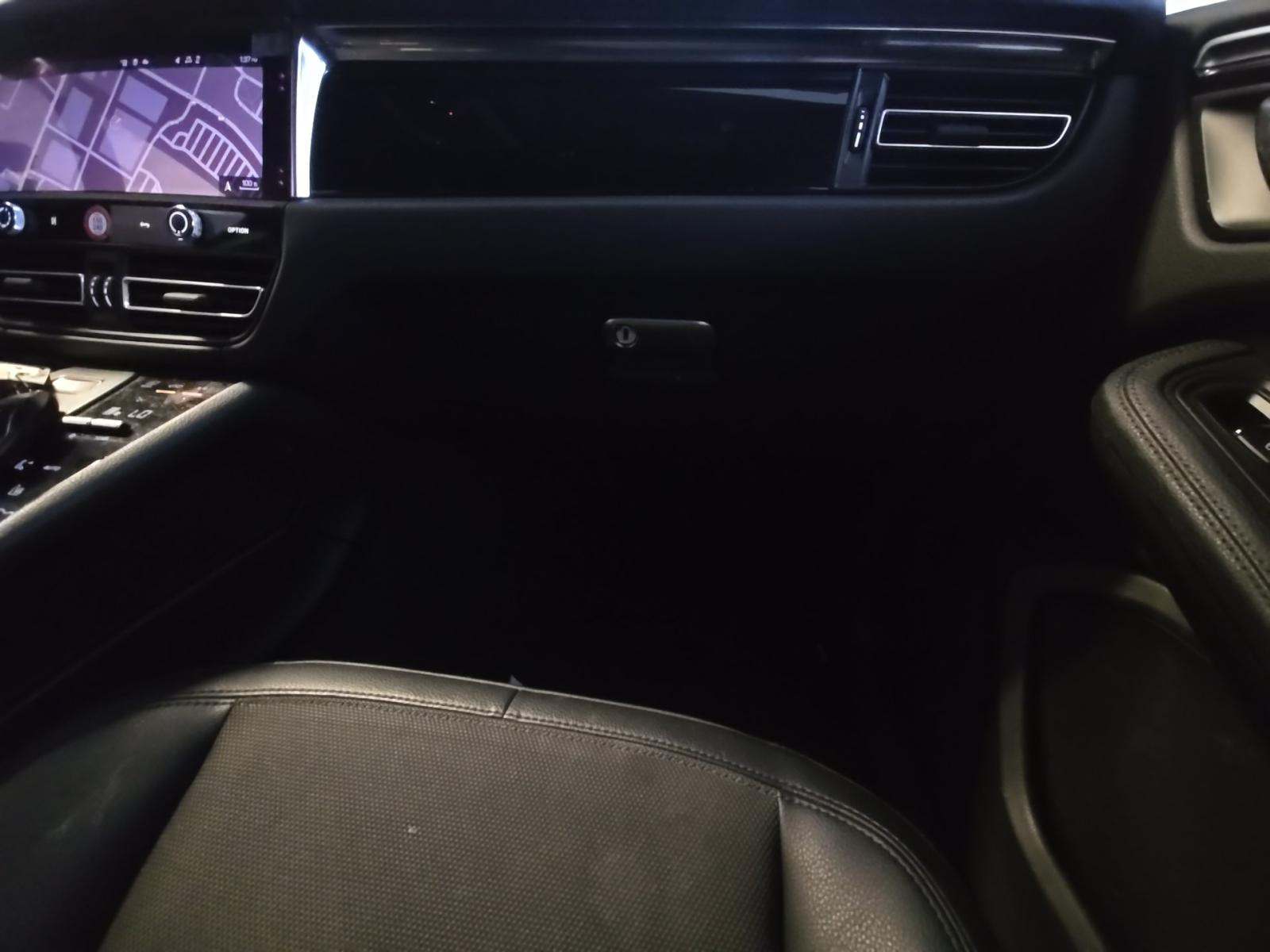 2022 Porsche Macan Base AWD