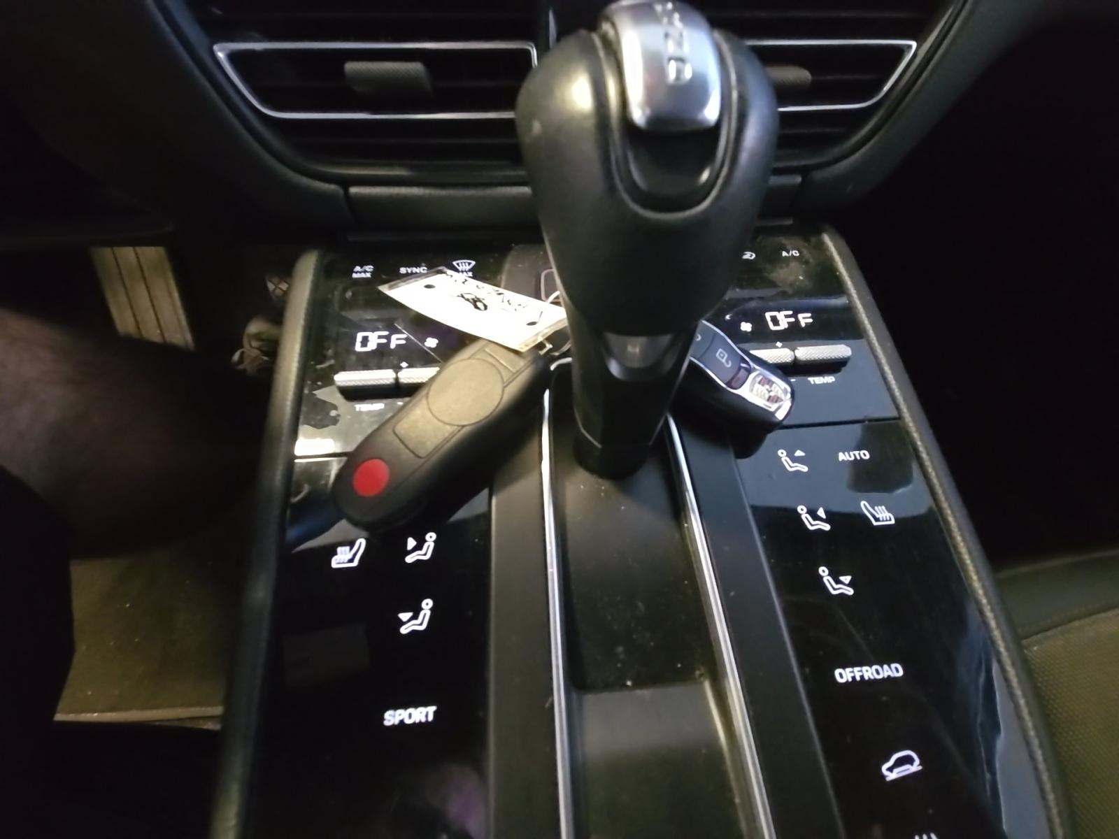 2022 Porsche Macan Base AWD