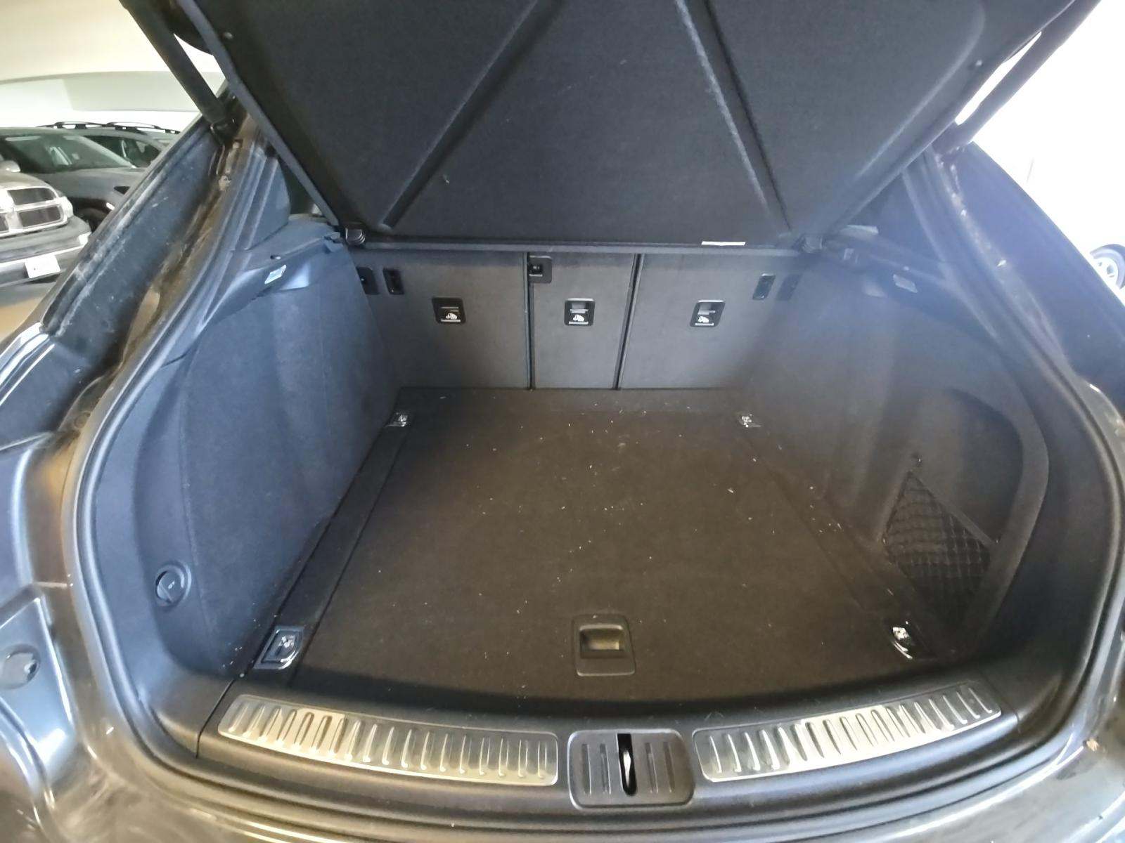 2022 Porsche Macan Base AWD