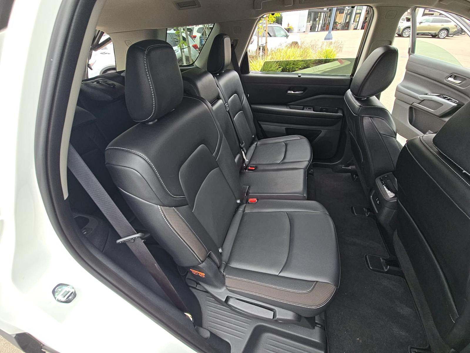 2023 Nissan Pathfinder SL FWD