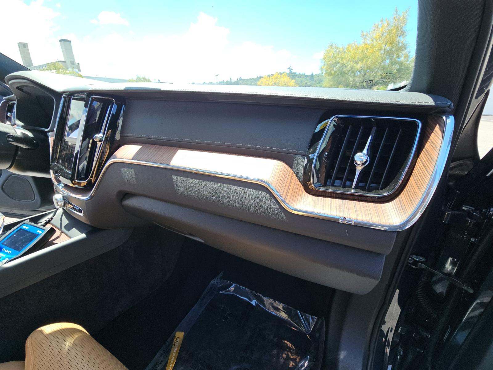 2025 Volvo XC60 Plug-In Hybrid T8 Ultra AWD