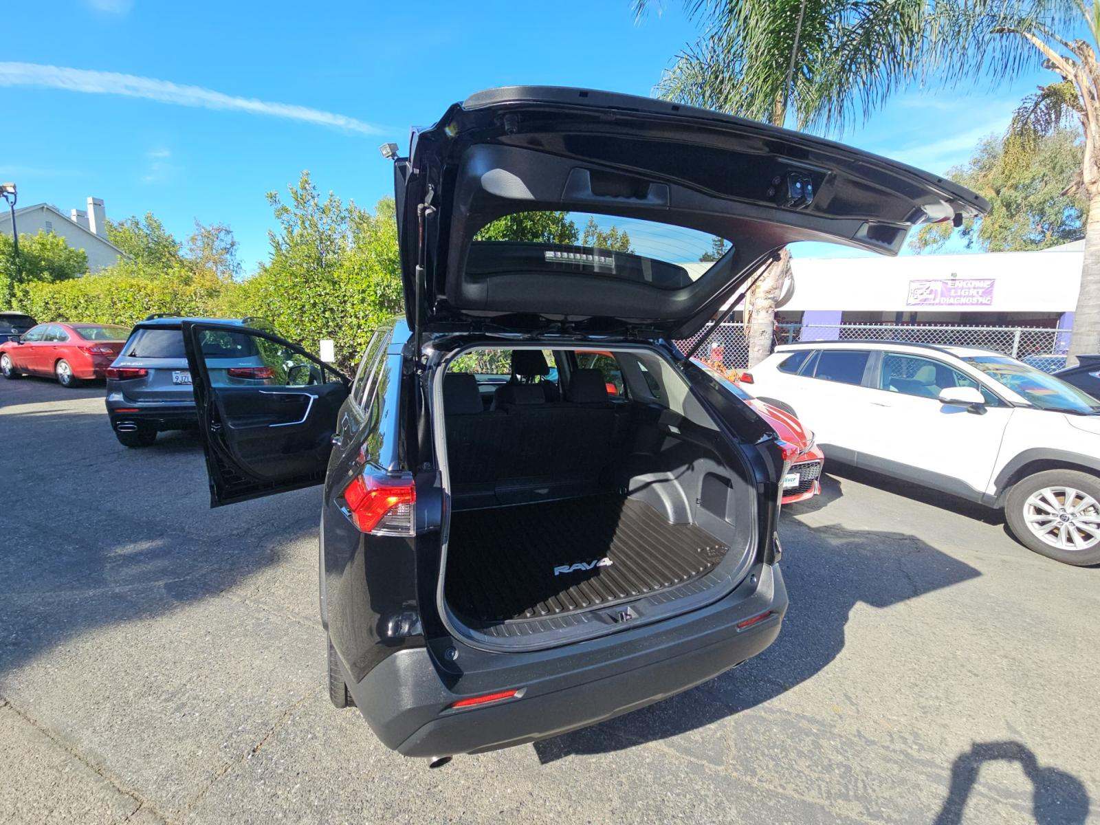 2020 Toyota RAV4 LE FWD