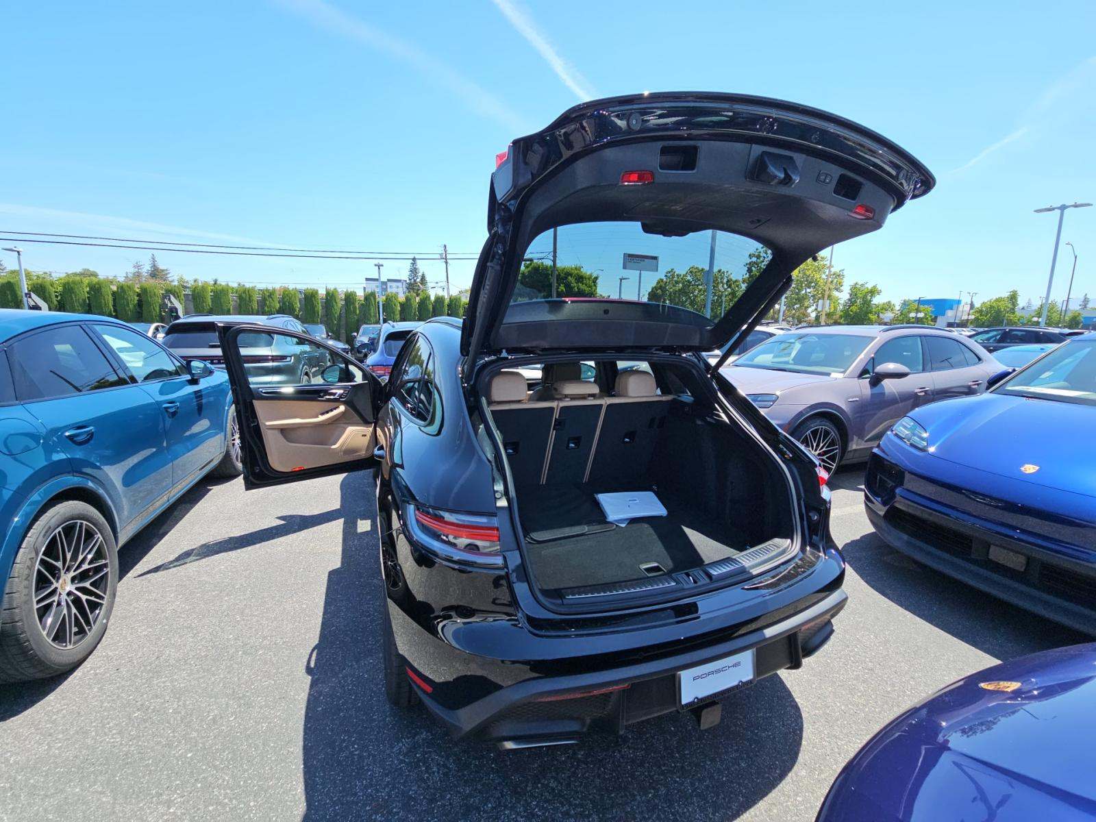 2025 Porsche Macan Base AWD