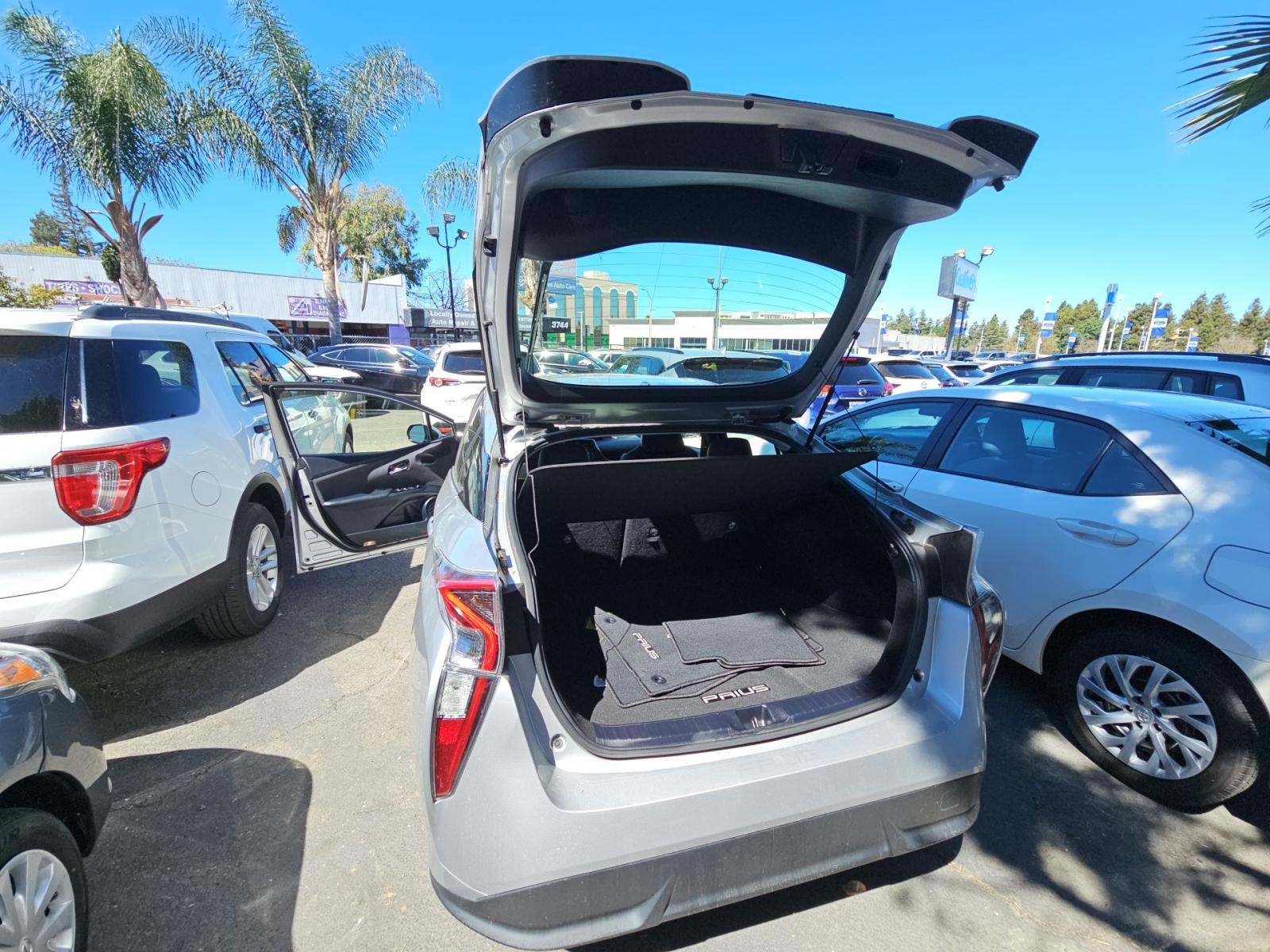 2016 Toyota Prius Three Touring FWD