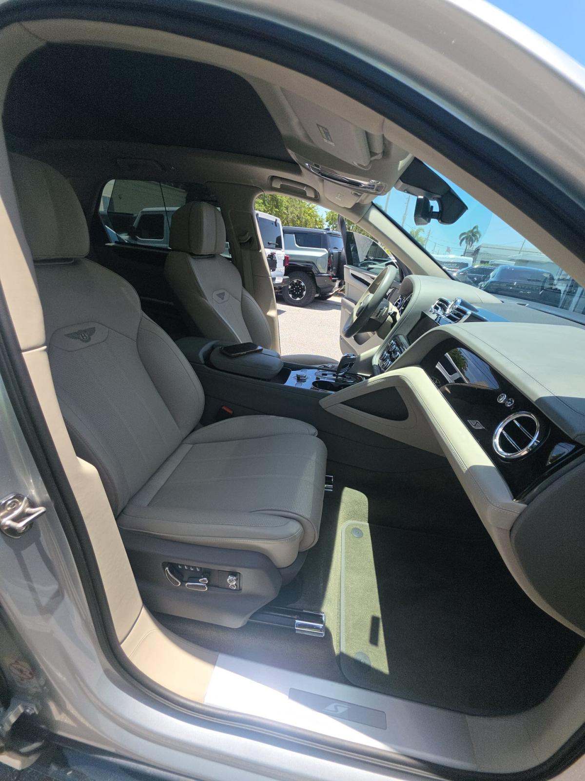 2023 Bentley Bentayga Hybrid AWD