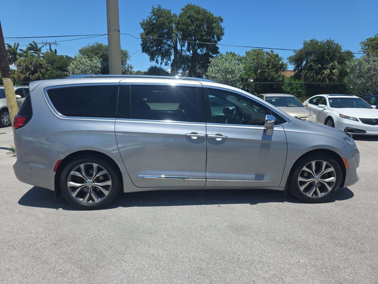 2017 Chrysler Pacifica Limited FWD