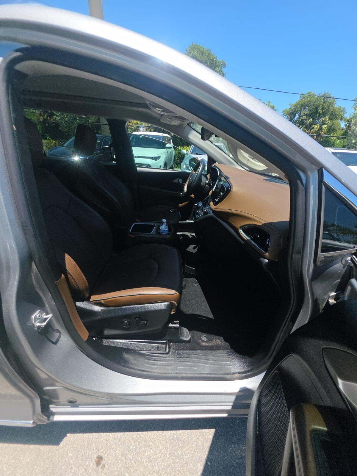 2017 Chrysler Pacifica Limited FWD
