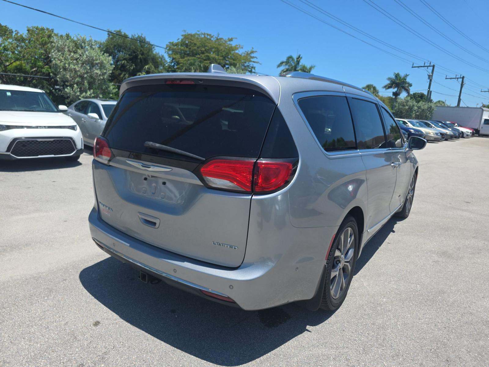 2017 Chrysler Pacifica Limited FWD