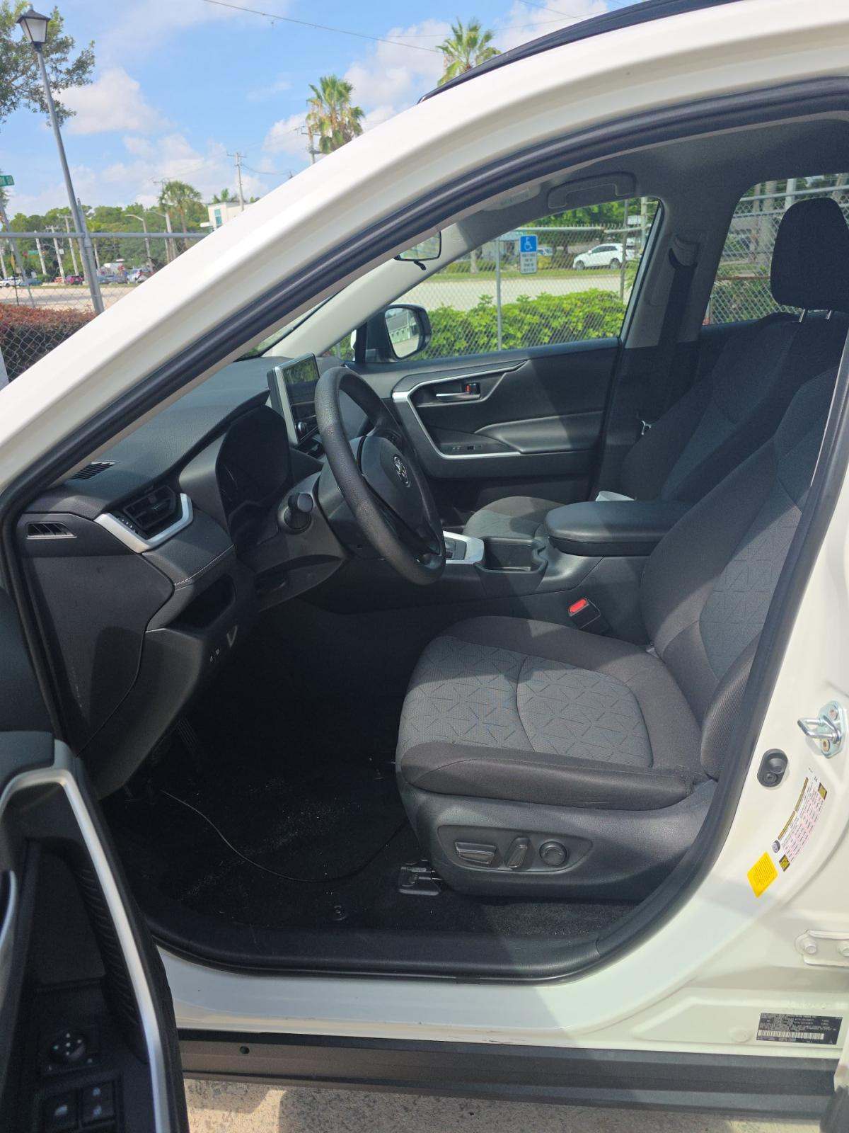 2025 Toyota RAV4 XLE FWD