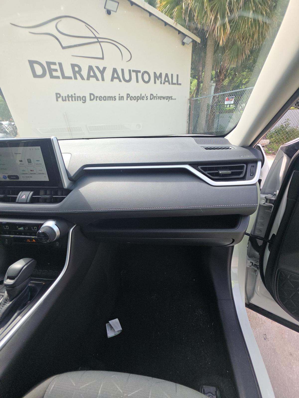 2025 Toyota RAV4 XLE FWD