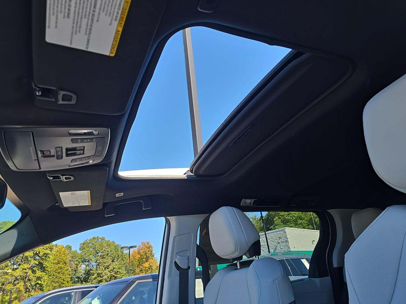 2025 Toyota Sienna XSE FWD