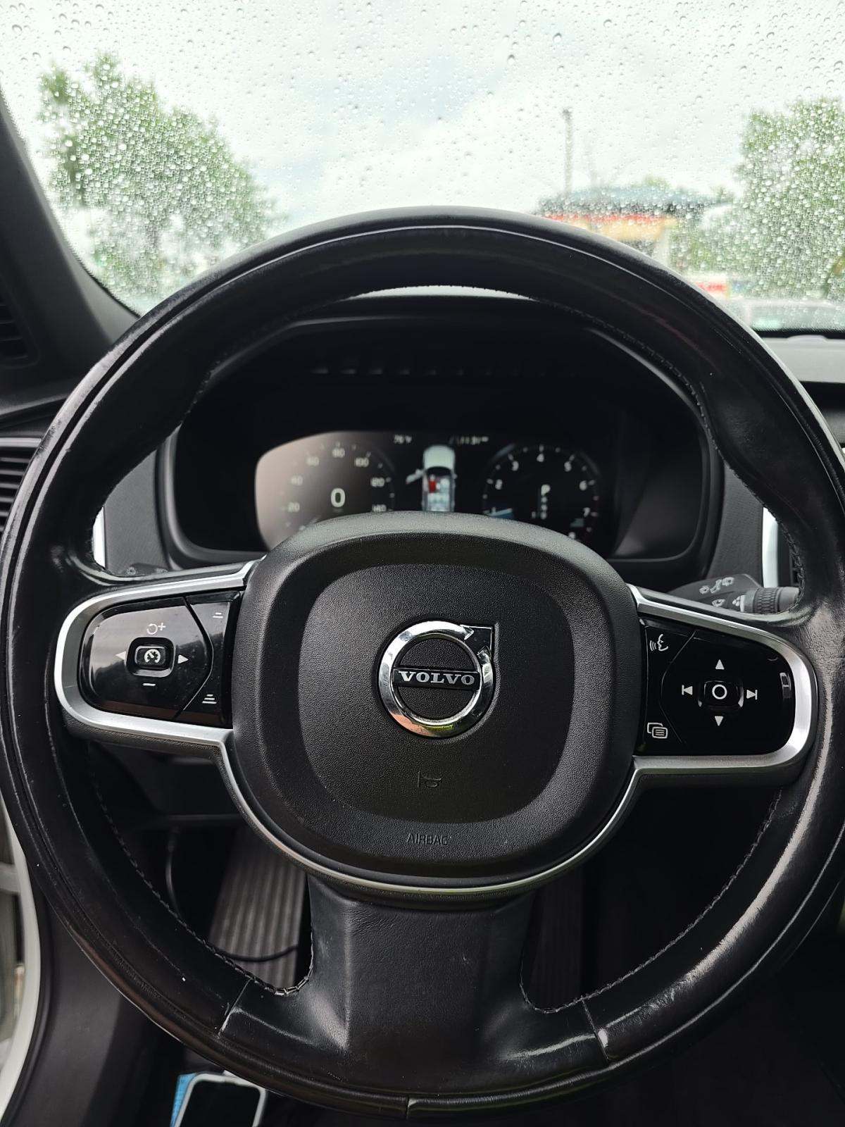 2017 Volvo XC90 T6 Momentum AWD