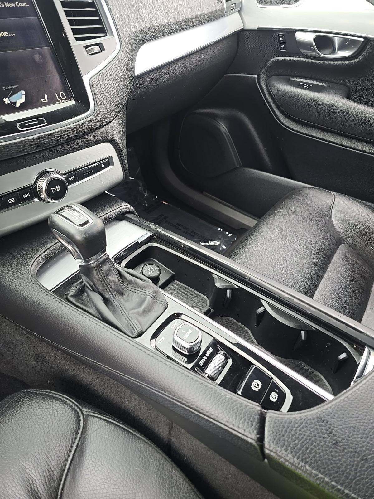 2017 Volvo XC90 T6 Momentum AWD