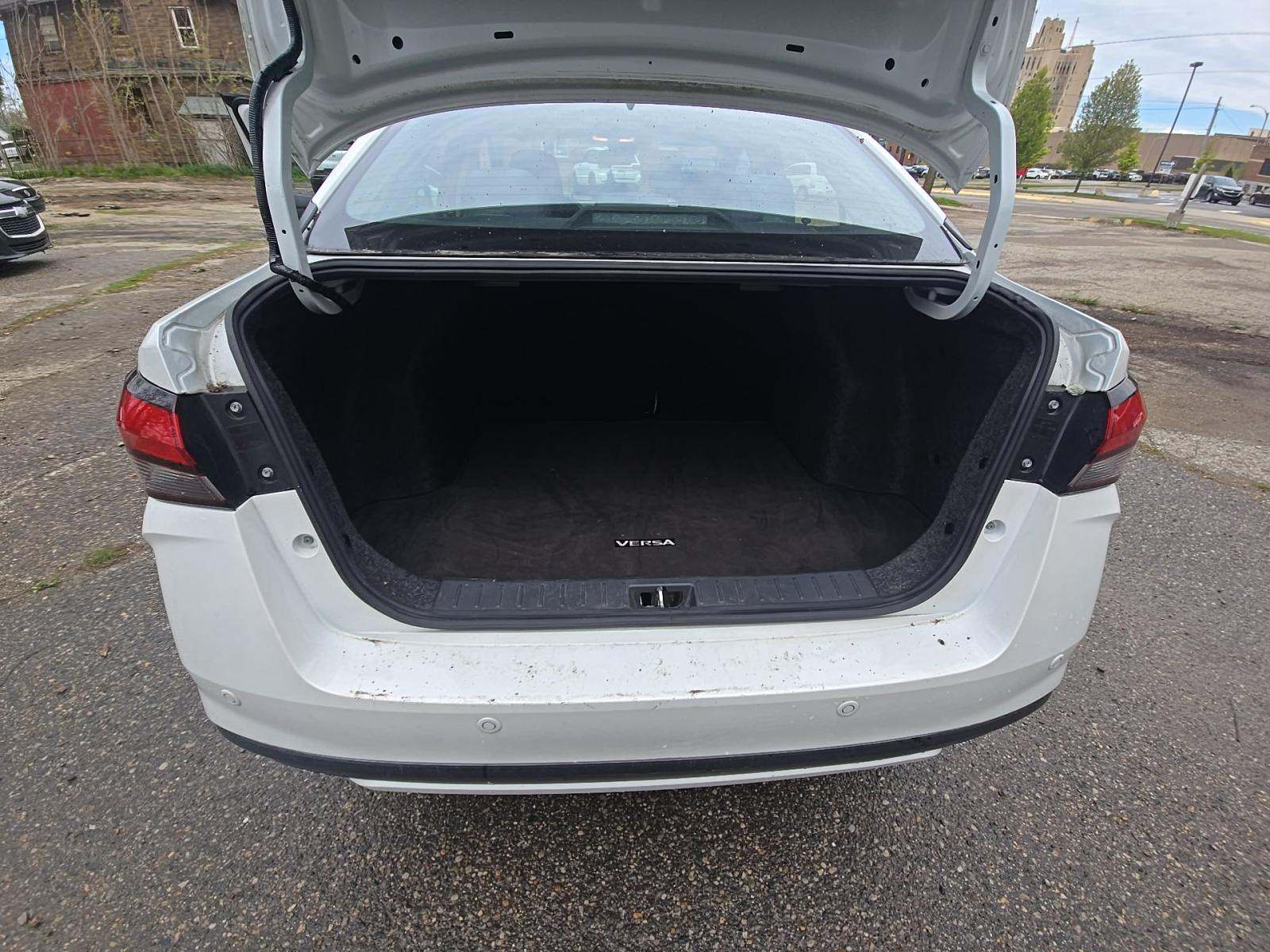 NISSAN VERSA - 10