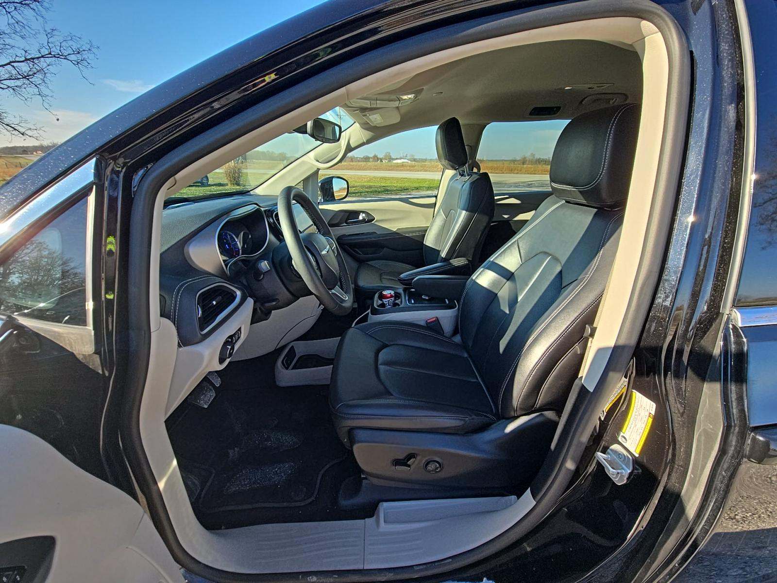 2024 Chrysler Pacifica Hybrid Select FWD