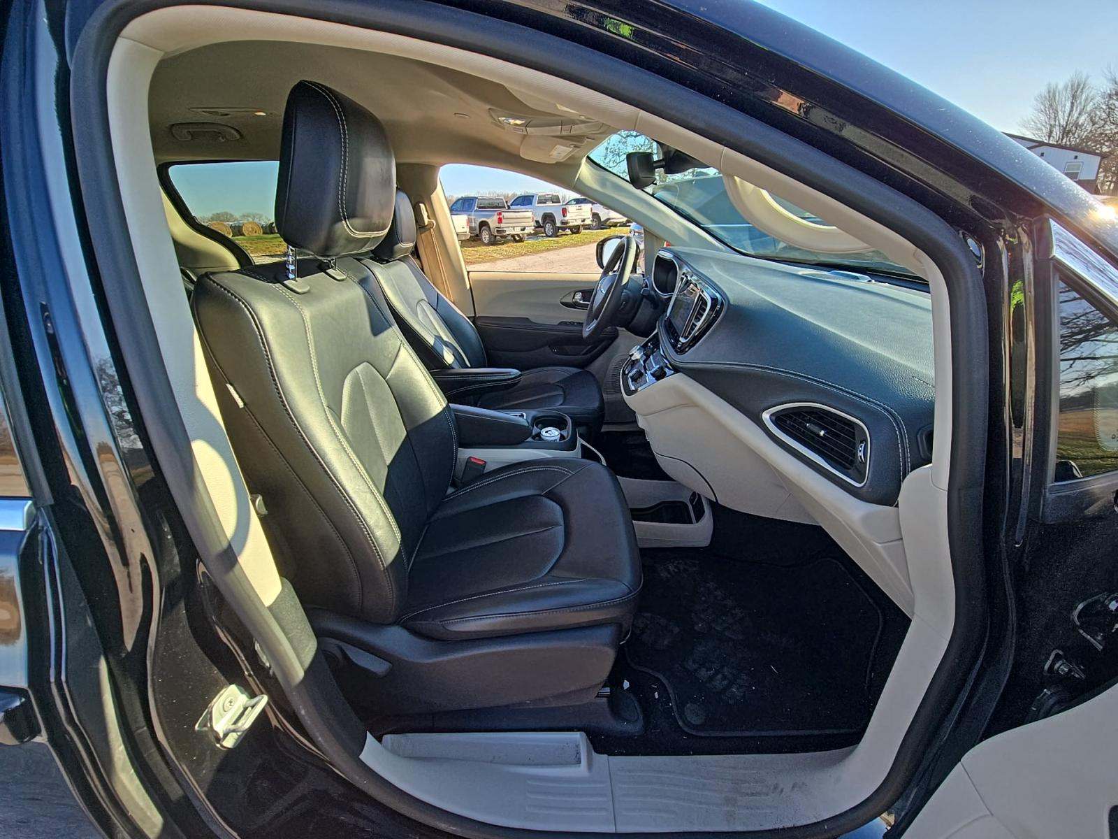 2024 Chrysler Pacifica Hybrid Select FWD