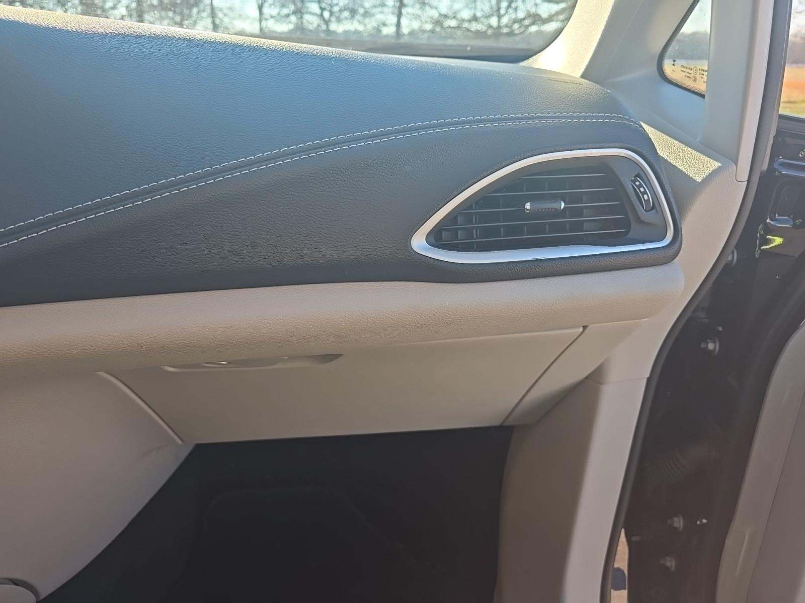 2024 Chrysler Pacifica Hybrid Select FWD