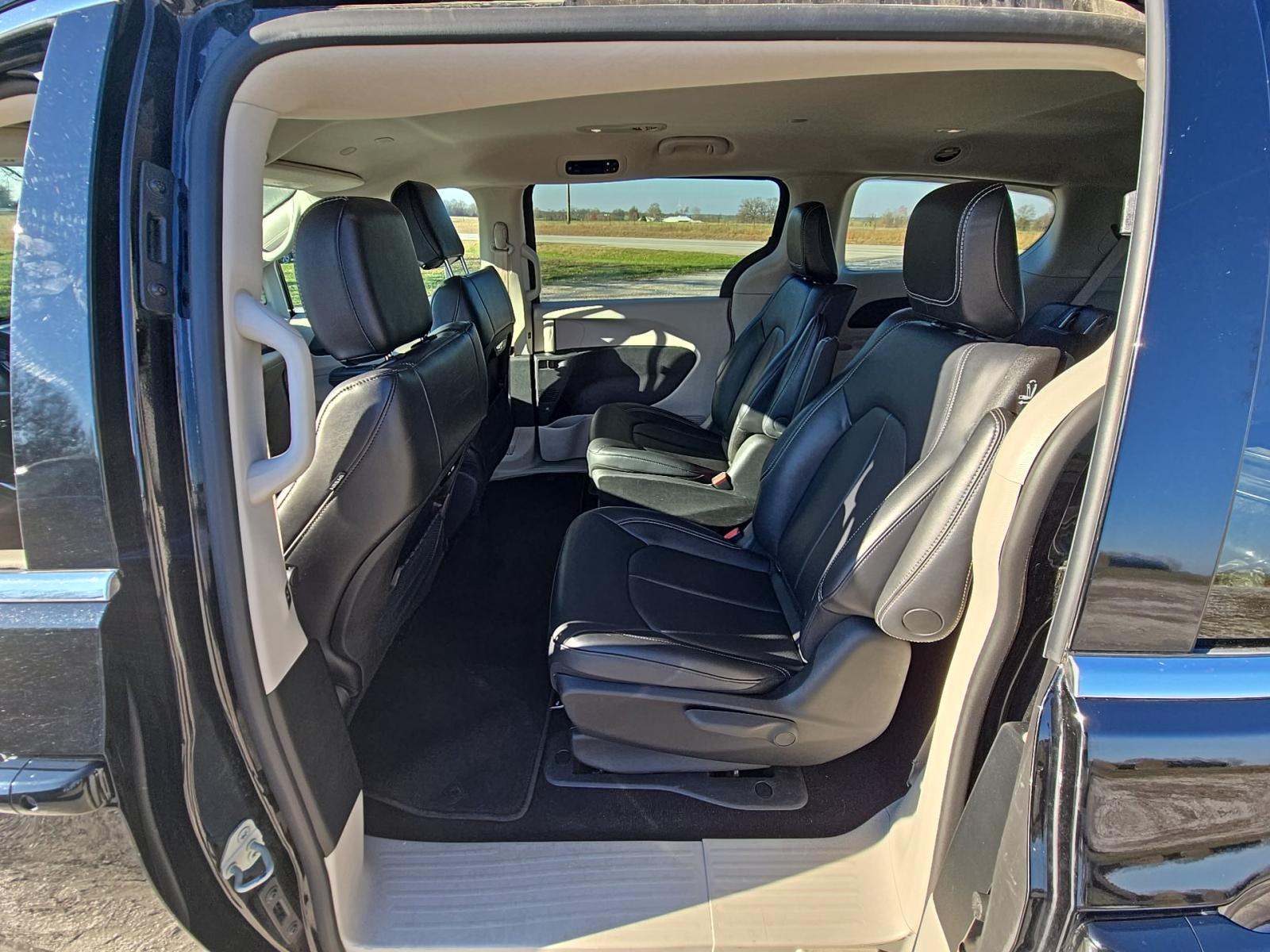 2024 Chrysler Pacifica Hybrid Select FWD