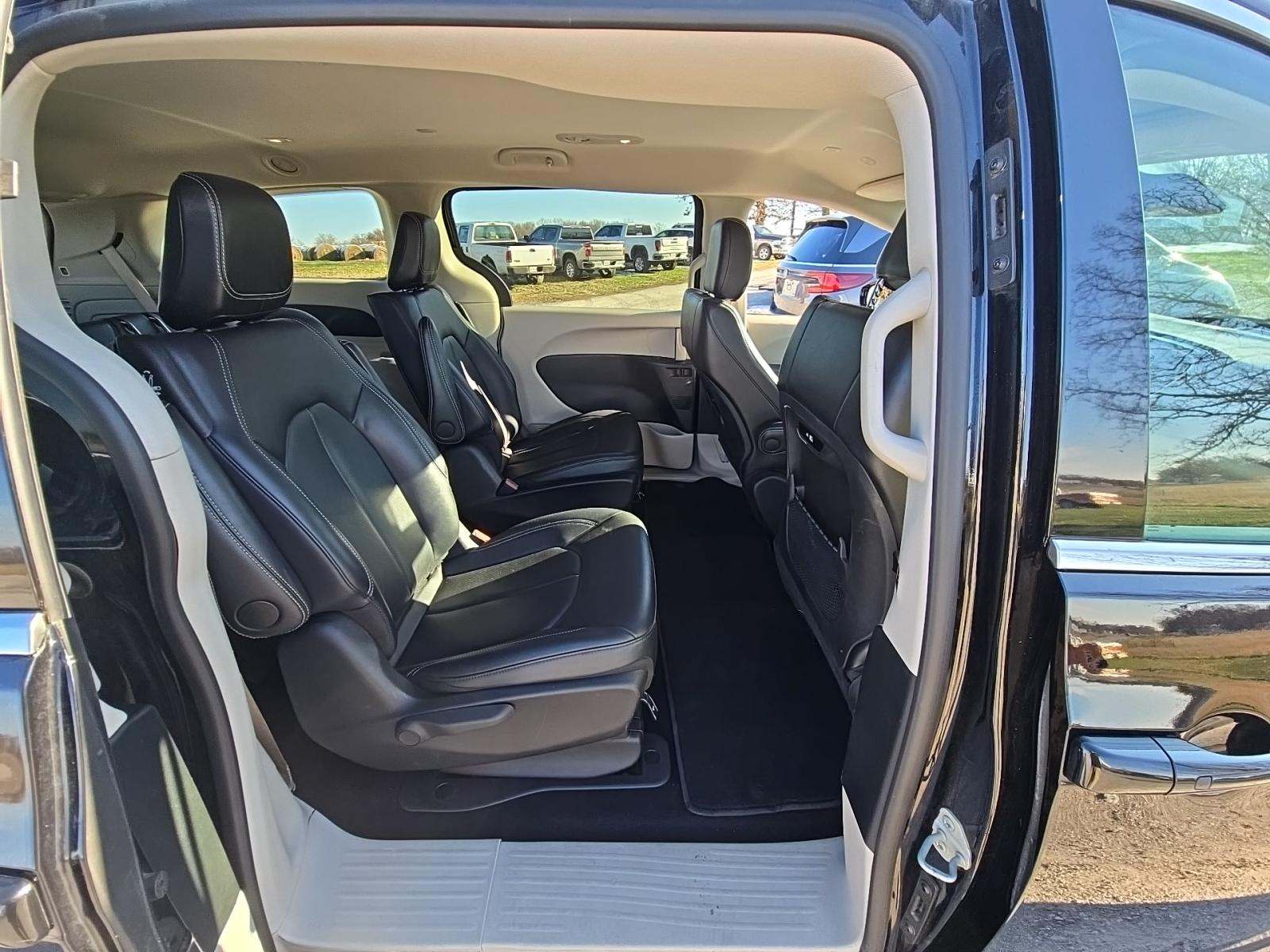 2024 Chrysler Pacifica Hybrid Select FWD