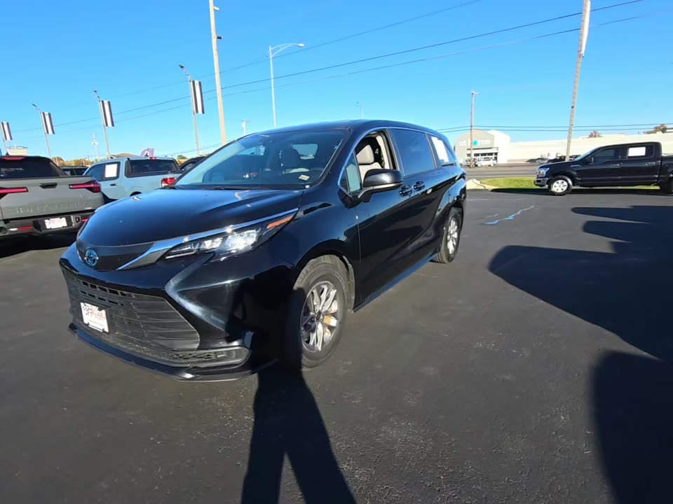 2024 Toyota Sienna LE FWD