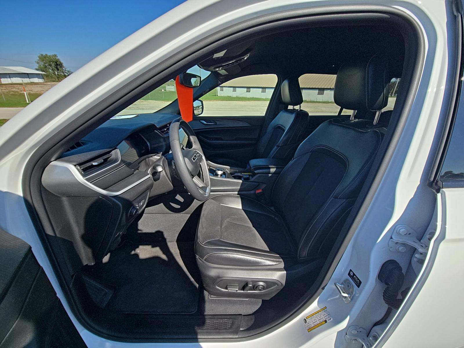 2024 Jeep Grand Cherokee Altitude AWD