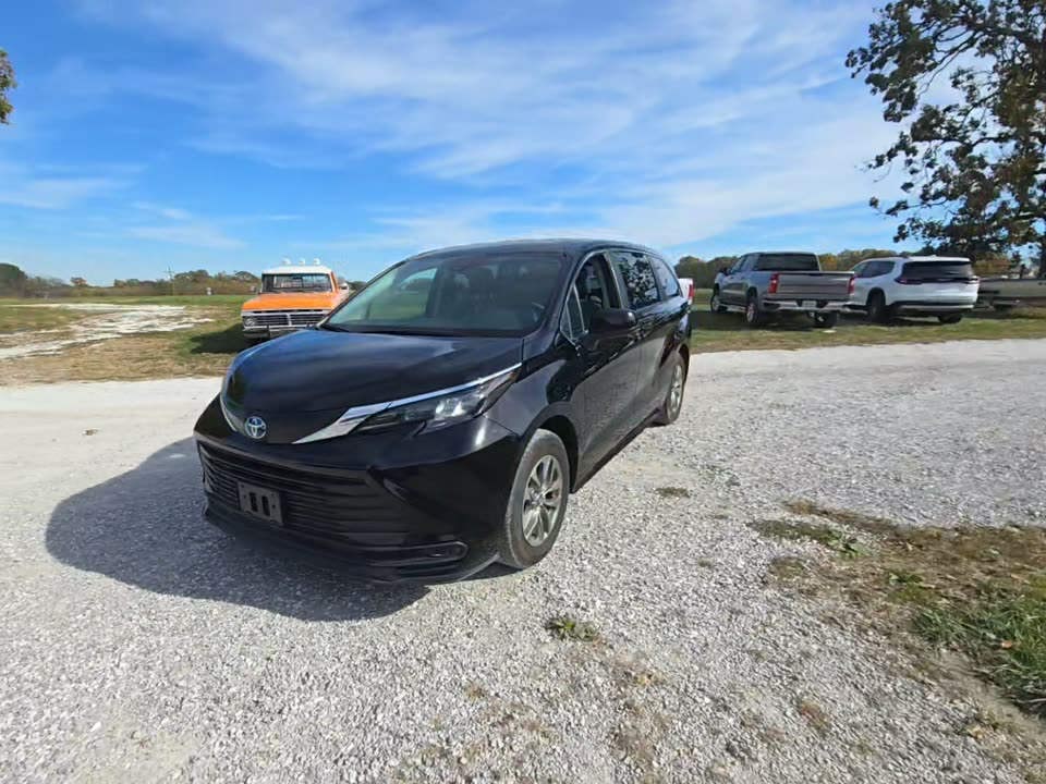 2024 Toyota Sienna LE FWD