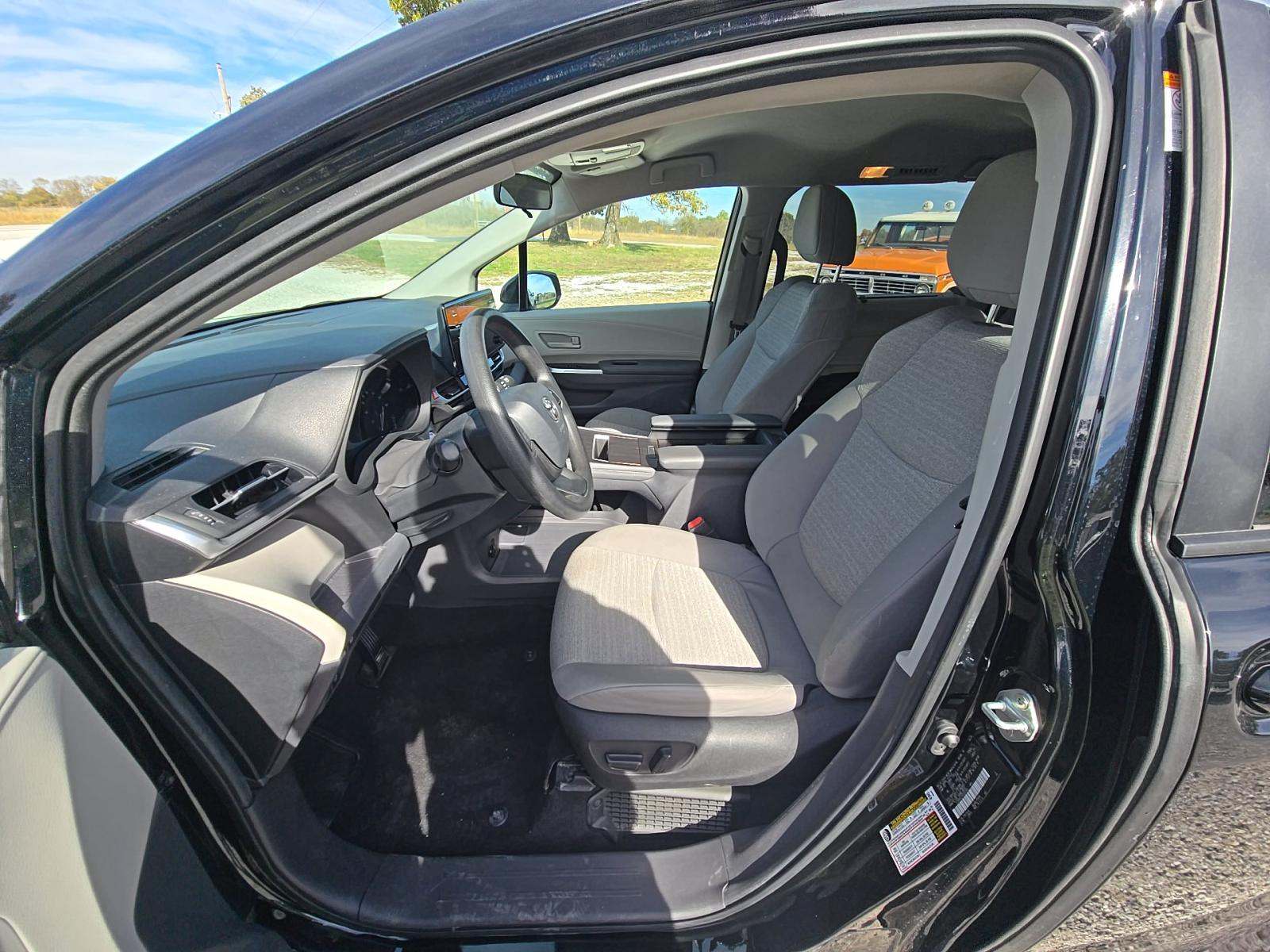 2024 Toyota Sienna LE FWD