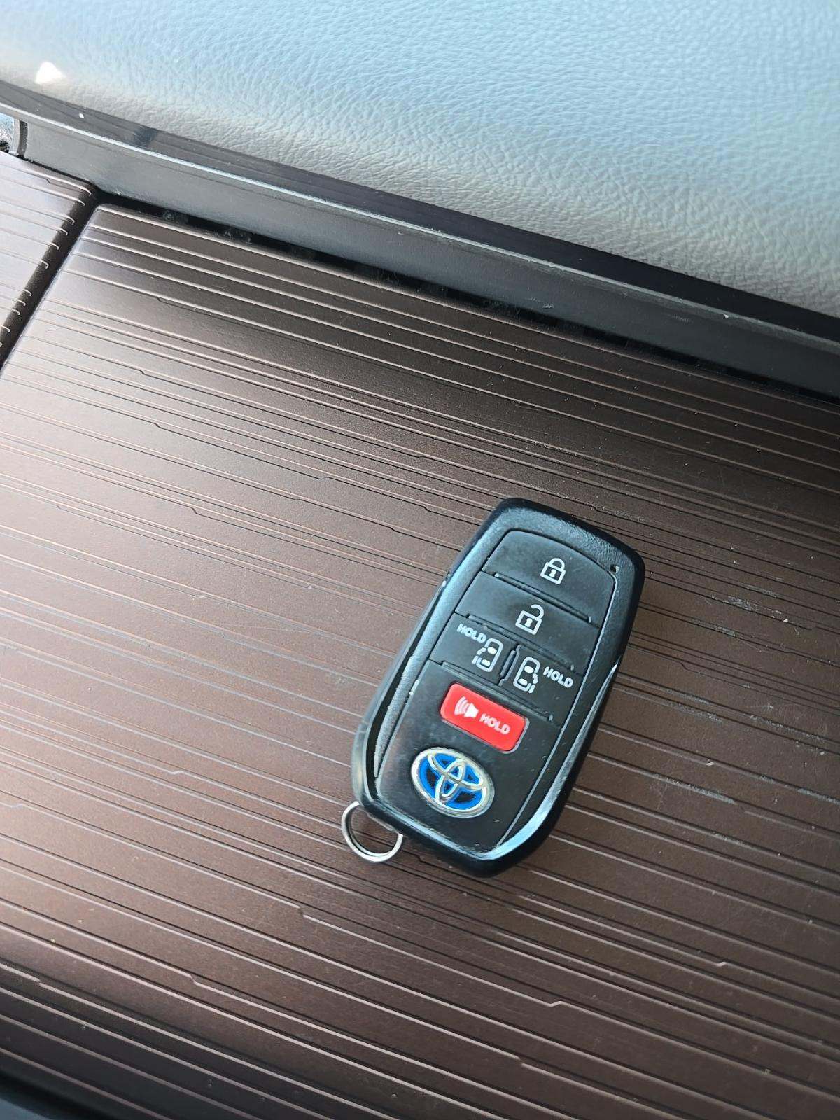 2024 Toyota Sienna LE FWD