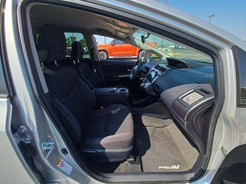 2017 Toyota Prius v Three FWD