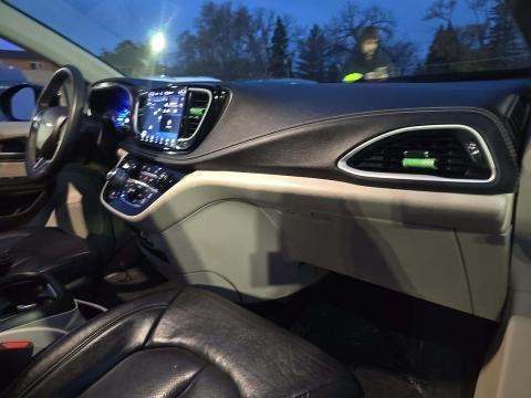 2022 Chrysler Pacifica Hybrid Touring L FWD