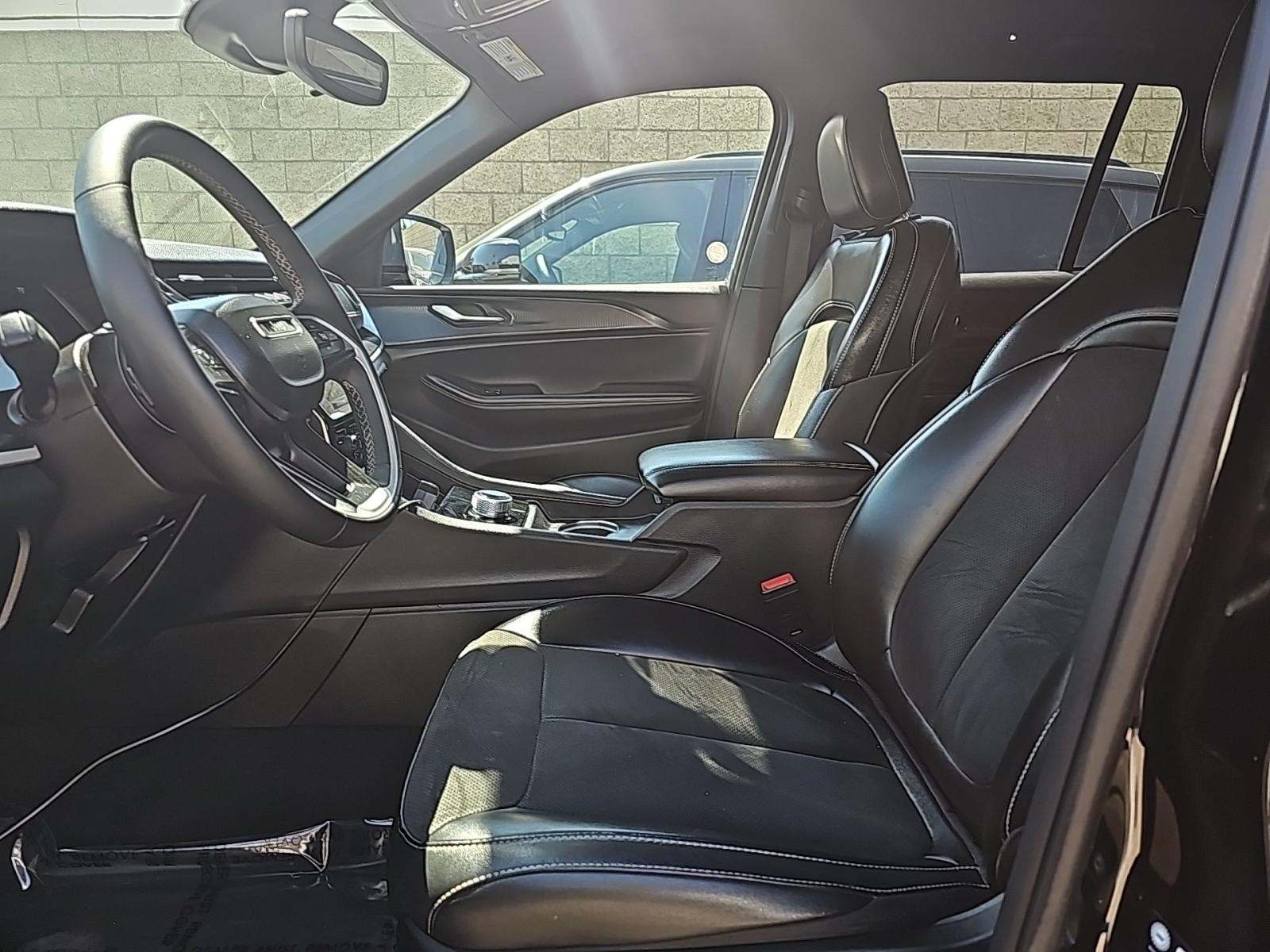 2023 Jeep Grand Cherokee Altitude AWD