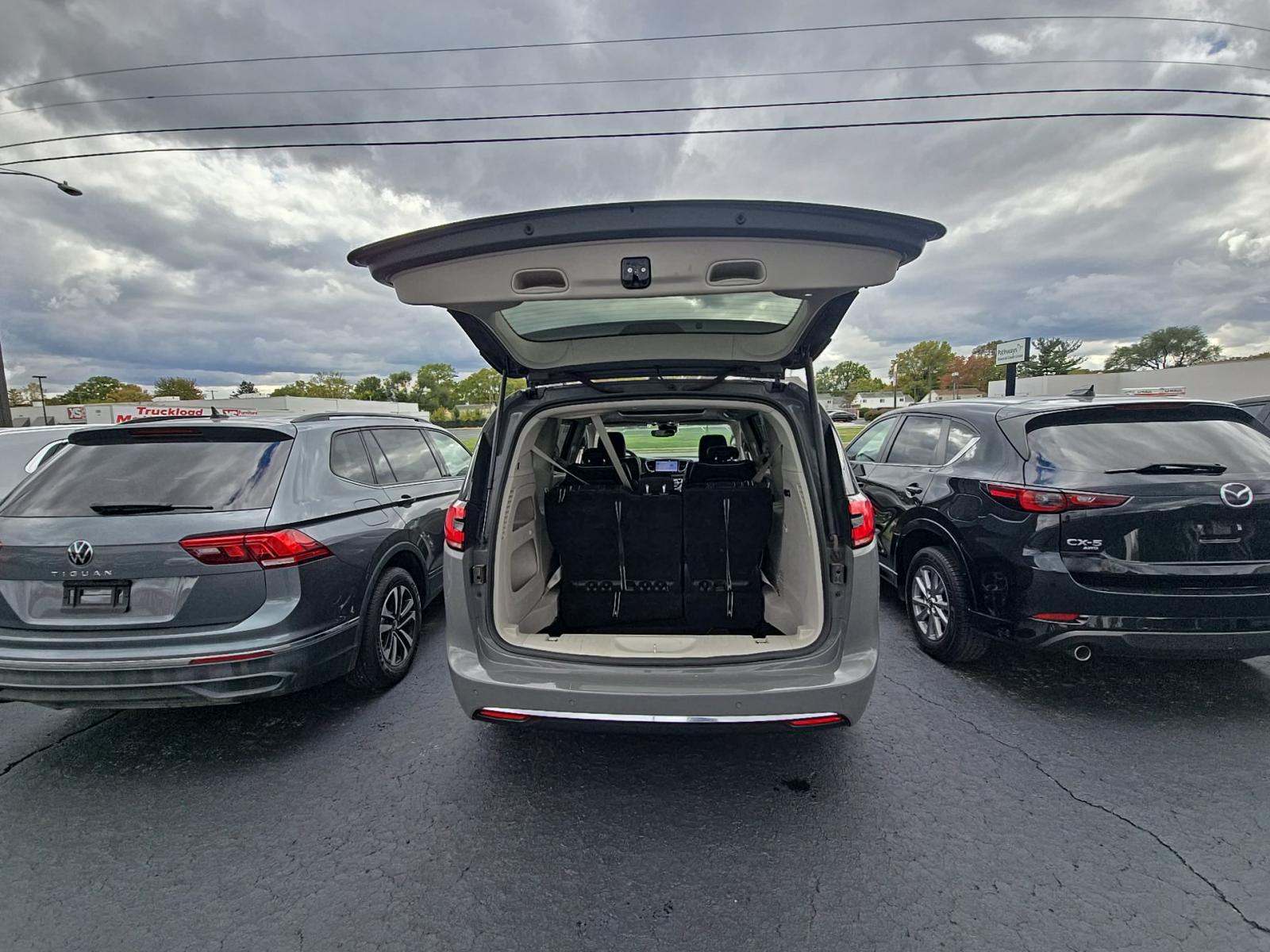 2023 Chrysler Pacifica Limited FWD