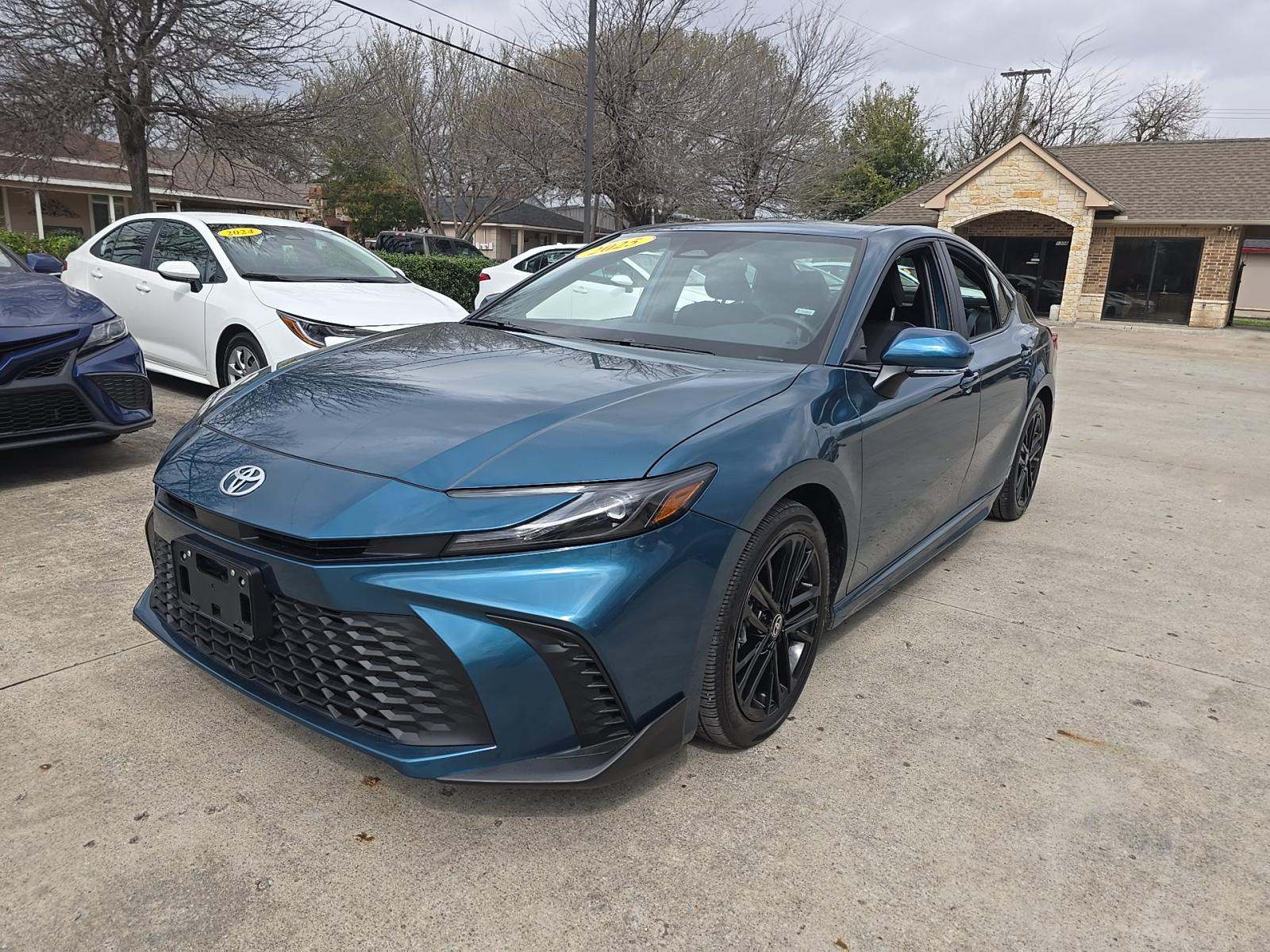 2025 Toyota Camry SE FWD