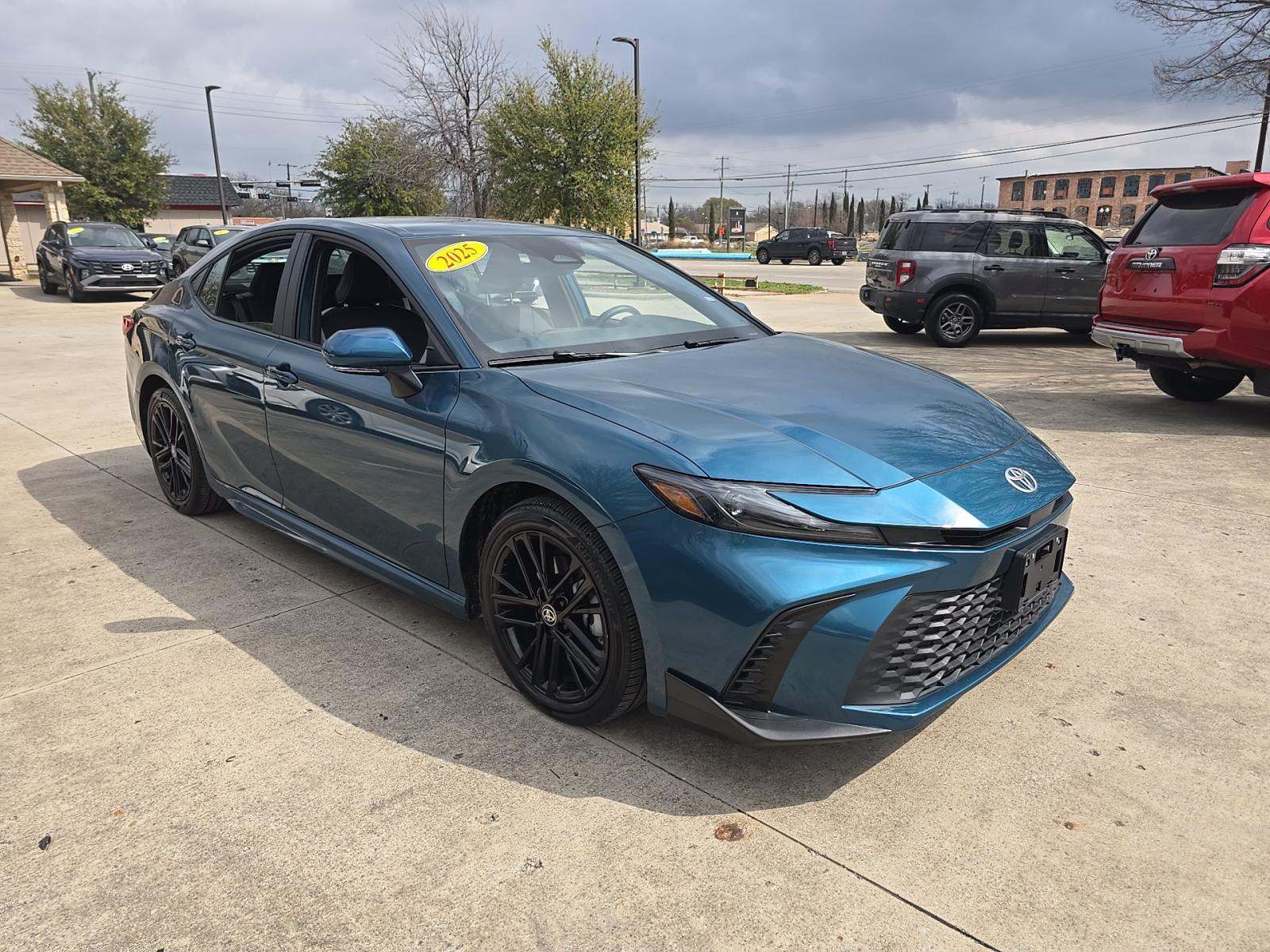 2025 Toyota Camry SE FWD