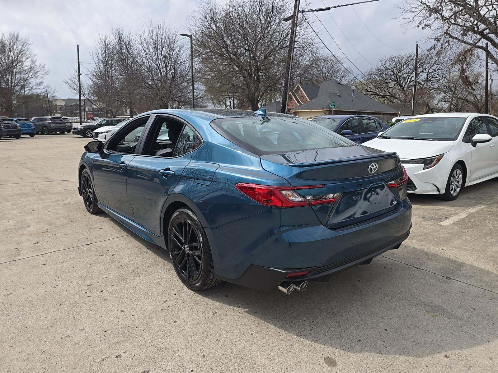 2025 Toyota Camry SE FWD