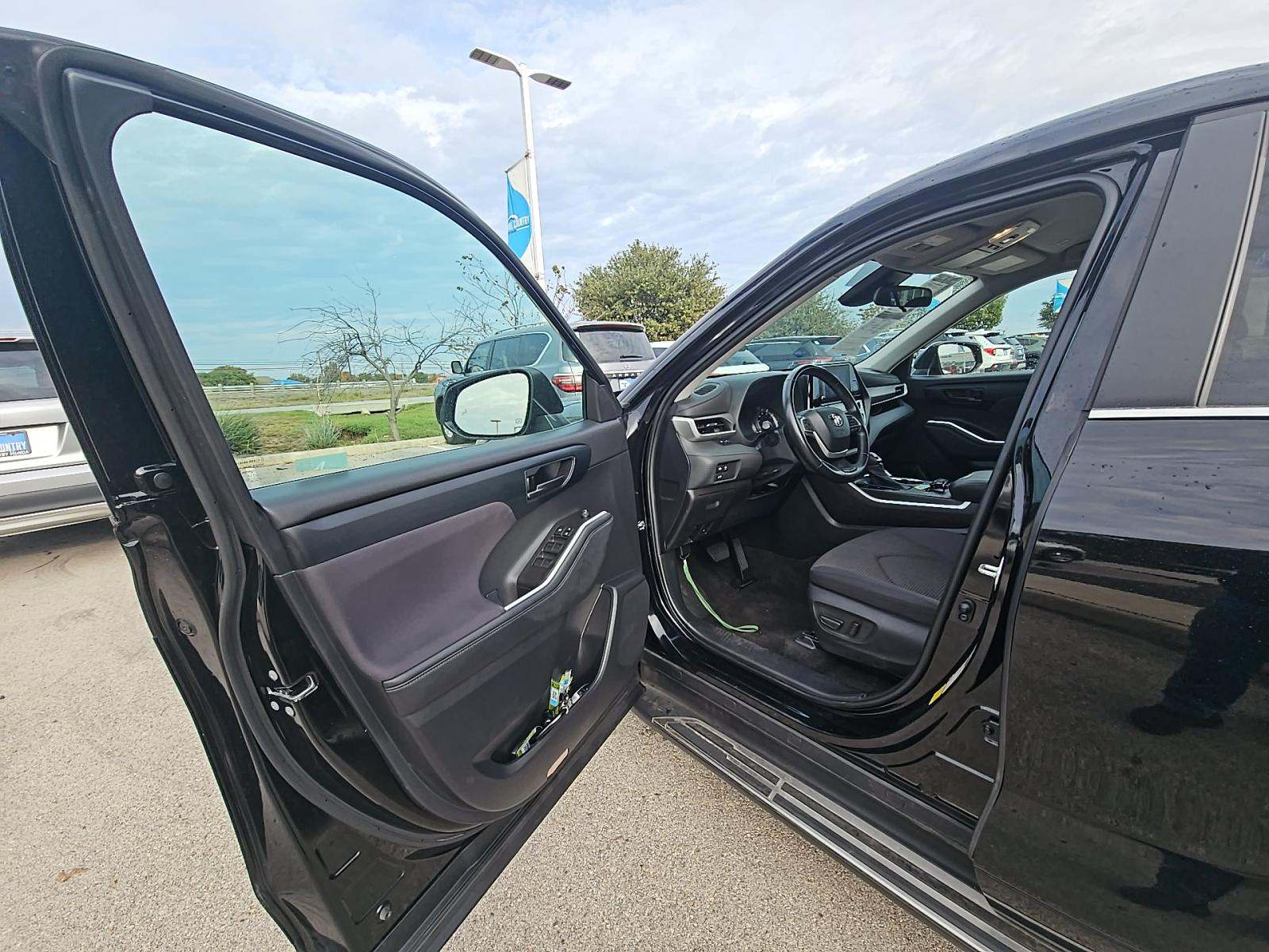 2023 Toyota Highlander LE FWD