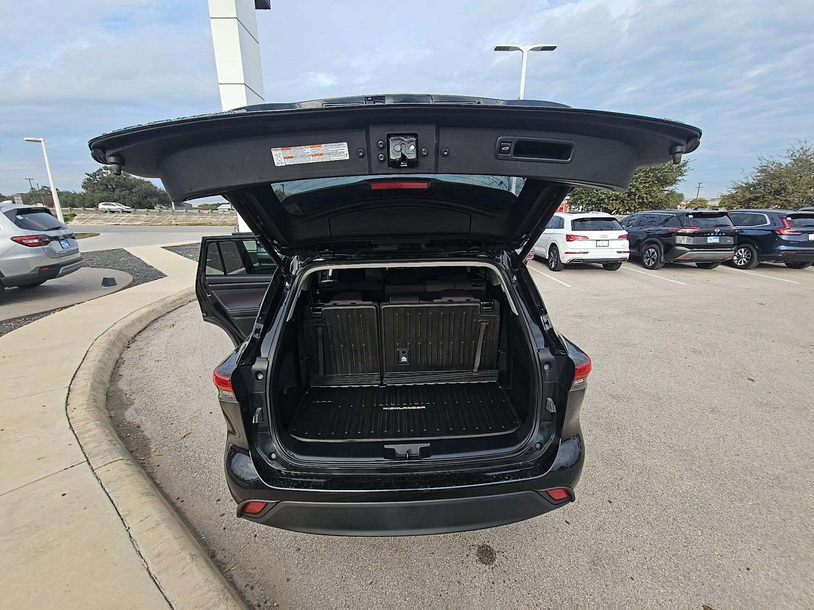 2023 Toyota Highlander LE FWD